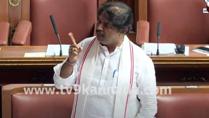 Karnataka Budget Session; ಕನ್ನಡಕ್ಕೆ ದ್ರೋಹ ಬಗೆದಿರುವ ಅಧಿಕಾರಿಯ ವಿರುದ್ಧ ನಾಲಗೆ ಕಟ್ ಮಾಡುವ ರೀತಿಯಲ್ಲಿ ಕ್ರಮ ಜರುಗಿಸಬೇಕು: ಅಶೋಕ Karnataka Budget Session; ಕನ್ನಡಕ್ಕೆ ದ್ರೋಹ ಬಗೆದಿರುವ ಅಧಿಕಾರಿಯ ವಿರುದ್ಧ ನಾಲಗೆ ಕಟ್ ಮಾಡುವ ರೀತಿಯಲ್ಲಿ ಕ್ರಮ ಜರುಗಿಸಬೇಕು: ಅಶೋಕ