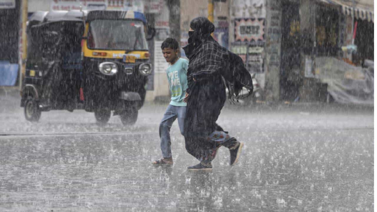 Karnataka Weather: ಕರ್ನಾಟಕದ ಹವಾಮಾನ ಹೇಗಿದೆ? ಎಲ್ಲೆಲ್ಲಿ ಮಳೆ, ಎಲ್ಲೆಲ್ಲಿ ಒಣಹವೆ? Karnataka Weather: ಕರ್ನಾಟಕದ ಹವಾಮಾನ ಹೇಗಿದೆ? ಎಲ್ಲೆಲ್ಲಿ ಮಳೆ, ಎಲ್ಲೆಲ್ಲಿ ಒಣಹವೆ?