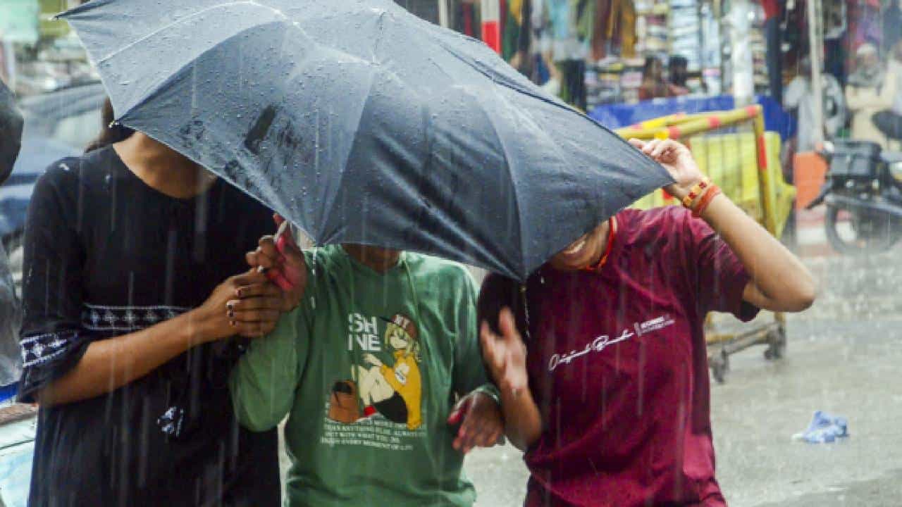 Karnataka Rain: ಏಪ್ರಿಲ್ 2ರಿಂದ ಕೊಡಗು, ಮೈಸೂರು ಸೇರಿ ಕರ್ನಾಟಕದಾದ್ಯಂತ ಭಾರಿ ಮಳೆ, ಯೆಲ್ಲೋ ಅಲರ್ಟ್ Karnataka Rain: ಏಪ್ರಿಲ್ 2ರಿಂದ ಕೊಡಗು, ಮೈಸೂರು ಸೇರಿ ಕರ್ನಾಟಕದಾದ್ಯಂತ ಭಾರಿ ಮಳೆ, ಯೆಲ್ಲೋ ಅಲರ್ಟ್