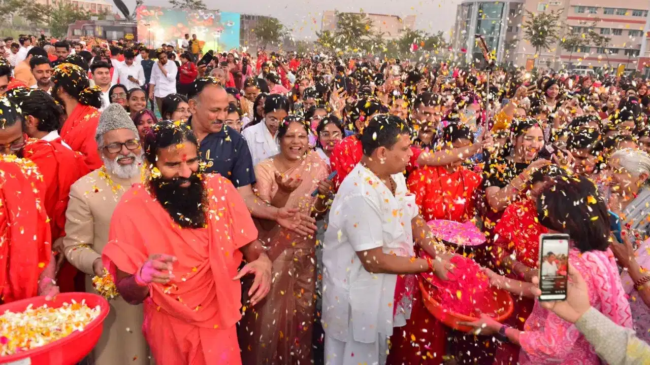 Holi 2025: ಪತಂಜಲಿ ವಿಶ್ವವಿದ್ಯಾಲಯದಲ್ಲಿ ಬಾಬಾ ರಾಮ್​ದೇವ್ ಅವರಿಂದ ವಿಭಿನ್ನ ಹೋಳಿ ಆಚರಣೆ