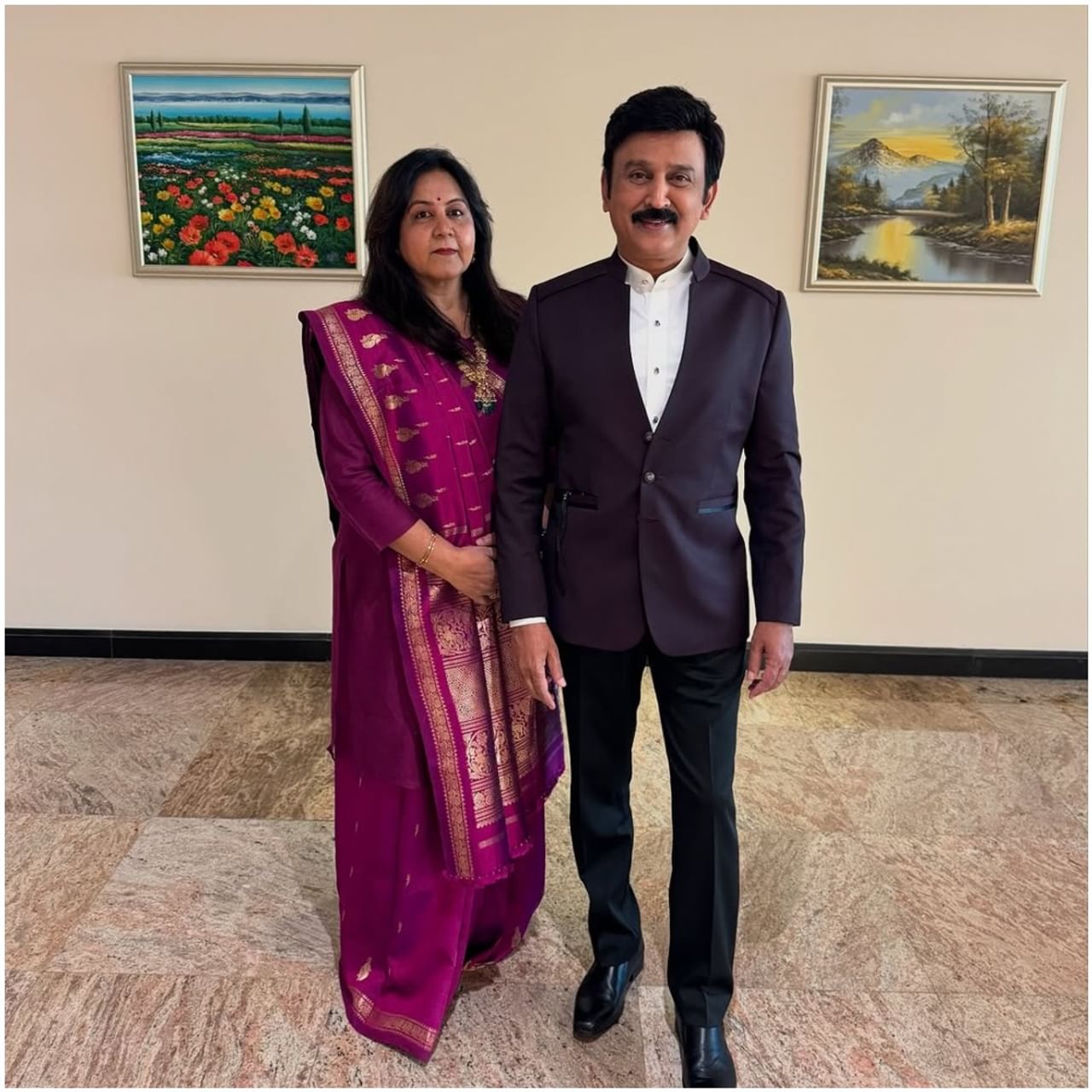ರಮೇಶ್ ಅರವಿಂದ್ ಅವರು ತಮ್ಮ ಪತ್ನಿ ಅರ್ಚನಾ ಅರವಿಂದ್ ಜೊತೆ ಇರೋ ಫೋಟೋ ಹಂಚಿಕೊಂಡಿದ್ದಾರೆ. ಅವರು ಅರ್ಚನಾ ಜೊತೆ ಹಲವು ವರ್ಷಗಳ ಕಾಲ ಸುಖ ಸಂಸಾರ ನಡೆಸಿದ್ದಾರೆ. ರಮೇಶ್ ವೃತ್ತಿ ಜೀವನಕ್ಕೆ ಪತ್ನಿ ಬೆಂಬಲವಾಗಿ ನಿಂತಿದ್ದಾರೆ.