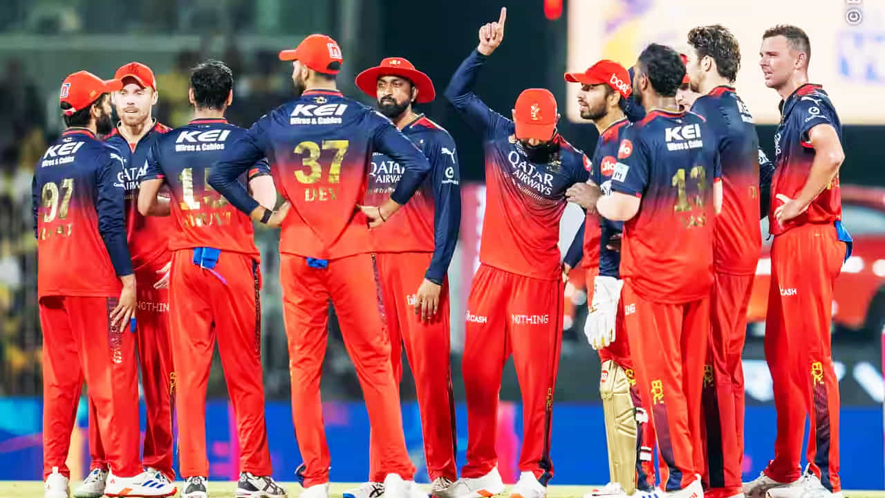 IPL 2025: ಚೆನ್ನೈ ಚೆಪಾಕ್ ಸ್ಟೇಡಿಯಂನಲ್ಲಿ ನಡೆದ ಐಪಿಎಲ್ನ 8ನೇ ಪಂದ್ಯದಲ್ಲಿ ಸಿಎಸ್ಕೆ ವಿರುದ್ಧ ರಾಯಲ್ ಚಾಲೆಂಜರ್ಸ್ ಬೆಂಗಳೂರು ತಂಡ ಭರ್ಜರಿ ಜಯ ಸಾಧಿಸಿದೆ. ಈ ಪಂದ್ಯದಲ್ಲಿ ಟಾಸ್ ಸೋತರೂ ಮೊದಲು ಬ್ಯಾಟ್ ಮಾಡಿದ ಆರ್ಸಿಬಿ ತಂಡವು 20 ಓವರ್ಗಳಲ್ಲಿ ಬರೋಬ್ಬರಿ 196 ರನ್ ಕಲೆಹಾಕಿತು.
