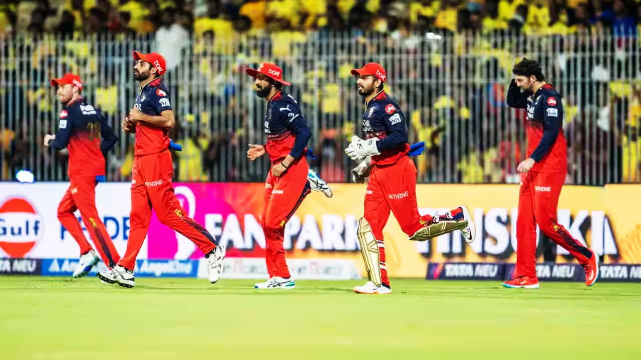 IPL 2025: ಚೆನ್ನೈ ಸೂಪರ್ ಕಿಂಗ್ಸ್ (CSK) ವಿರುದ್ಧ ರಾಯಲ್ ಚಾಲೆಂಜರ್ಸ್ ಬೆಂಗಳೂರು (RCB) ಭರ್ಜರಿ ಜಯ ಸಾಧಿಸಿದೆ. ಈ ಭರ್ಜರಿ ಗೆಲುವಿನೊಂದಿಗೆ ಆರ್ಸಿಬಿ ಪಡೆ ಐಪಿಎಲ್ನಲ್ಲಿ ಹೊಸ ಇತಿಹಾಸವನ್ನು ಸಹ ನಿರ್ಮಿಸಿದ್ದಾರೆ. ಅದು ಕೂಡ ಬ್ಯಾಕ್ ಟು ಬ್ಯಾಕ್ ಗೆಲುವುಗಳ ಮೂಲಕ ಎಂಬುದು ವಿಶೇಷ.