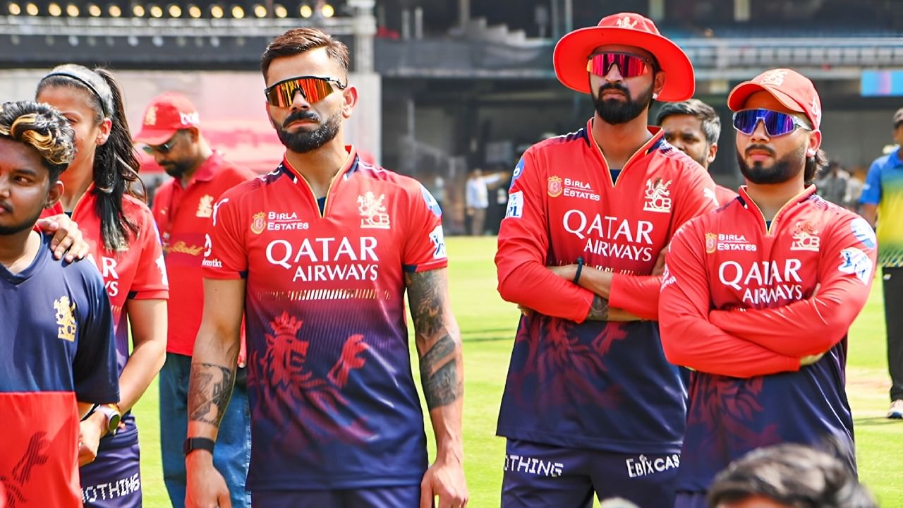 ನಮ್ಮ ದುಡ್ಡು ವಾಪಸ್ ಕೊಡಿ... RCB ವಿರುದ್ಧ ಅಭಿಮಾನಿಗಳ ಆಕ್ರೋಶ ನಮ್ಮ ದುಡ್ಡು ವಾಪಸ್ ಕೊಡಿ... RCB ವಿರುದ್ಧ ಅಭಿಮಾನಿಗಳ ಆಕ್ರೋಶ