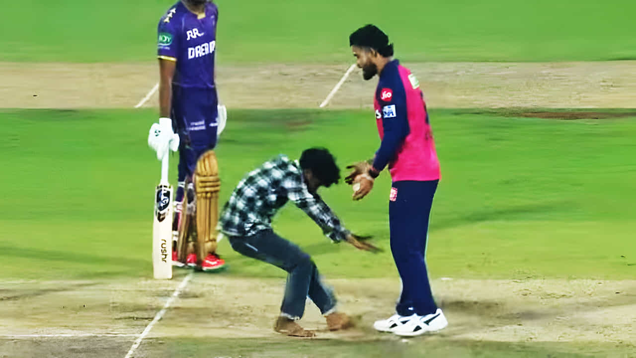 VIDEO: ಮೈದಾನಕ್ಕೆ ನುಗ್ಗಿದ ರಿಯಾನ್ ಪರಾಗ್ ಅಭಿಮಾನಿ: ಆಮೇಲೇನಾಯ್ತು ನೀವೇ ನೋಡಿ