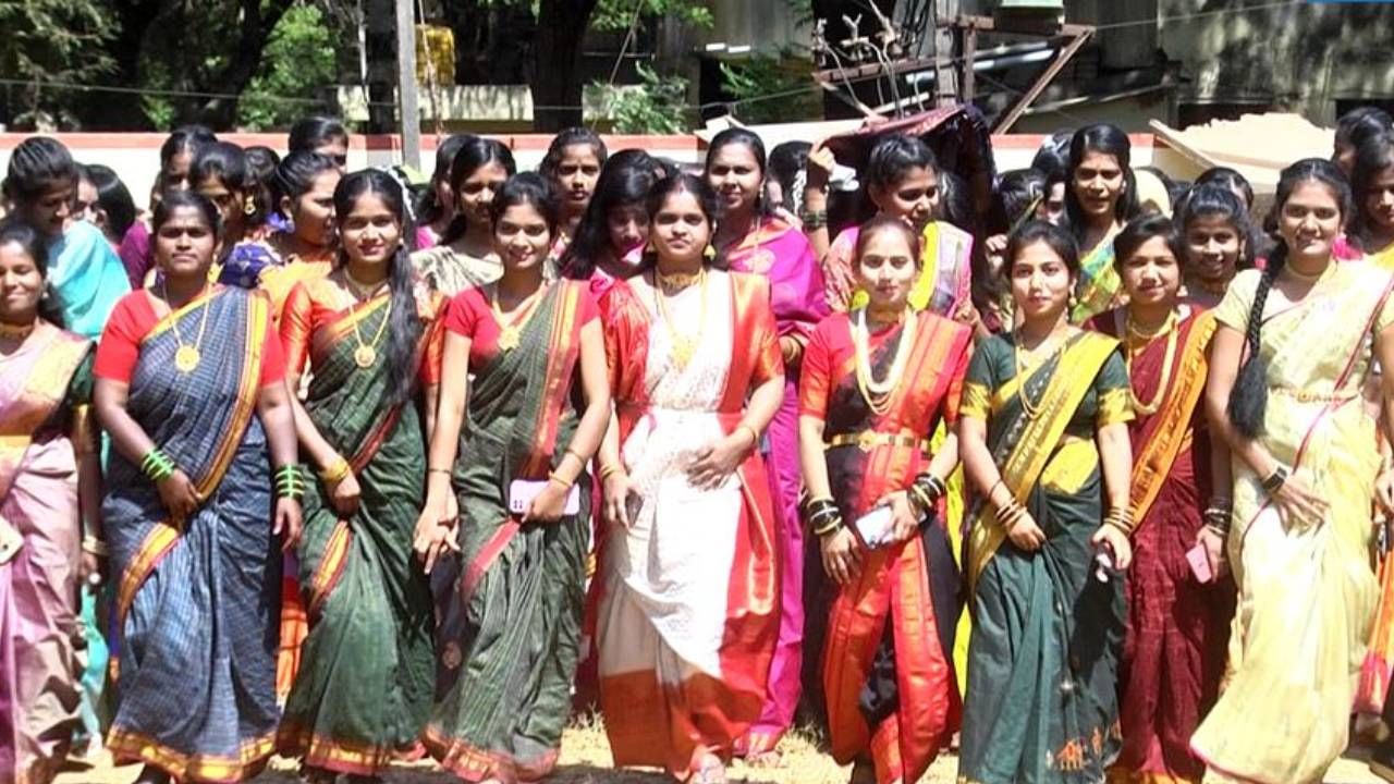 ಅವರೆಲ್ಲ ಪದವಿ ಕಾಲೇಜಿನ ವಿದ್ಯಾರ್ಥಿನಿಯರು. ಮೇಲಾಗಿ ಅವರು ಓದುತ್ತಿರುವುದು ಸರ್ಕಾರಿ ಕಾಲೇಜಿನಲ್ಲಿ. ಹೀಗಾಗಿ ಅಲ್ಲಿ ಯೂನಿಫಾರ್ಮ್ ಕಡ್ಡಾಯ. ಅಂತಹ ಕಾಲೇಜಿಗೆ ಸೀರೆಯ ಜೊತೆಗೆ ವಿವಿಧ ಸಾಂಪ್ರದಾಯಿಕ ಉಡುಗೆ ತೊಟ್ಟುಕೊಂಡು ಬರುವಂತೆ ಹೇಳಿದರೆ ಹೇಗಿರಬೇಡ? ವಿದ್ಯಾರ್ಥಿಗಳ ಪಾಲಿಗೆ ಅದೊಂದು ಹಬ್ಬವೇ ಆಗಿ ಬಿಡುತ್ತೆ. ಅಂಥ ಸಂಭ್ರಮಕ್ಕೆ ಧಾರವಾಡದ ಸರ್ಕಾರಿ ಕಾಲೇಜೊಂದು ಸಾಕ್ಷಿಯಾಗಿತ್ತು. 
