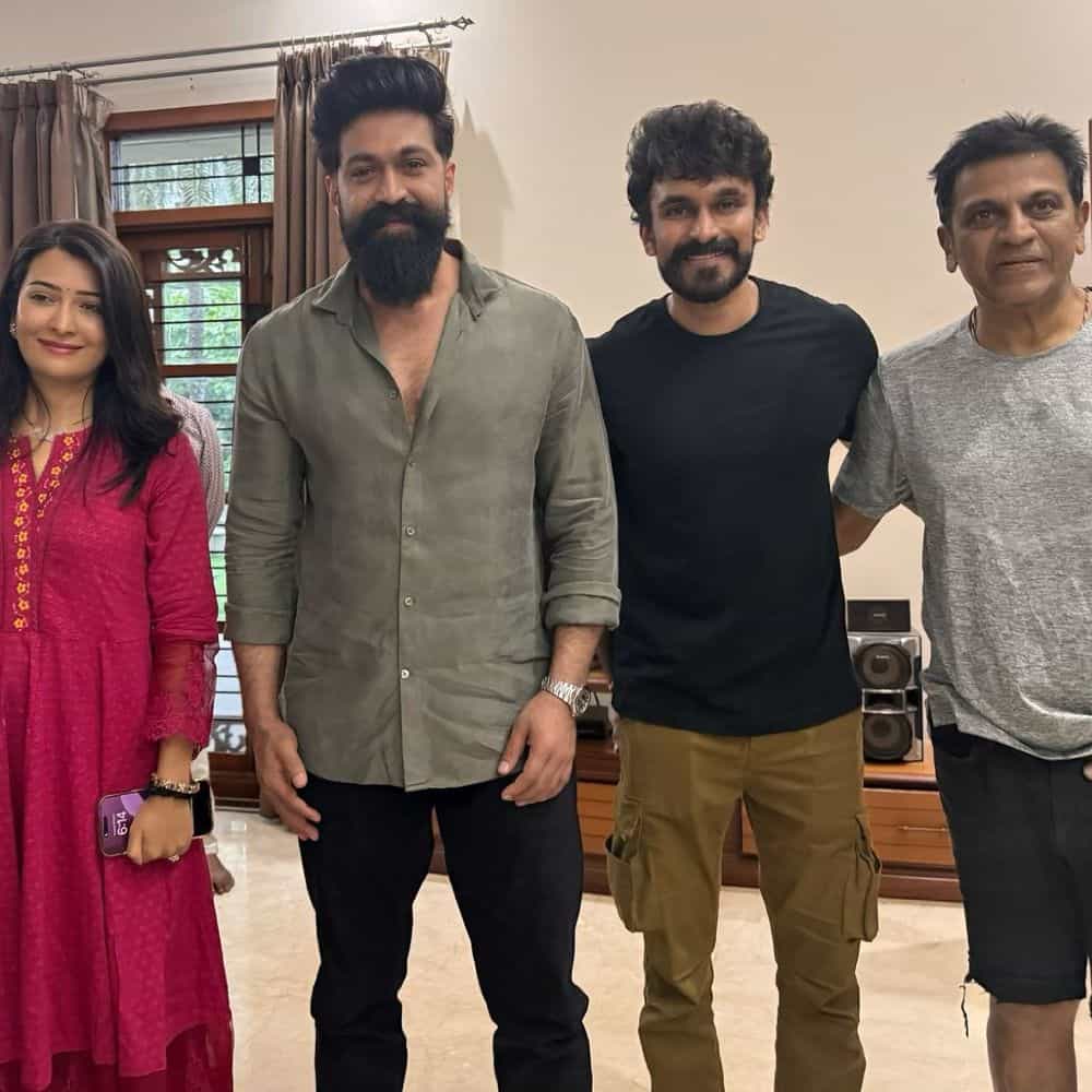 ಶಿವರಾಜ್ ಕುಮಾರ್ ನಿವಾಸಕ್ಕೆ ನಟ ಯಶ್ ಮತ್ತು ರಾಧಿಕಾ ಪಂಡಿತ್ ಅವರು ಇಂದು ಭೇಟಿ ನೀಡಿದ್ದಾರೆ. ಶಿವಣ್ಣ ಶಸ್ತ್ರಚಿಕಿತ್ಸೆ ಬಳಿಕ ಇದೇ ಮೊದಲ ಬಾರಿಗೆ ಶಿವರಾಜ್ ಕುಮಾರ್ ಅವರನ್ನು ಭೇಟಿ ಮಾಡಿ ಆರೋಗ್ಯ ವಿಚಾರಿಸಿದ್ದಾರೆ.