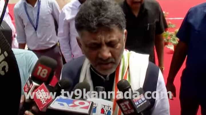 ವೀರಪ್ಪ ಮೊಯ್ಲಿ ತಮ್ಮ ಅಭಿಪ್ರಾಯ ತಿಳಿಸಿದ್ದಾರೆ, ಪ್ರತಿಕ್ರಿಸುವುದು ನನಗಿಷ್ಟವಿಲ್ಲ: ಡಿಕೆ ಶಿವಕುಮಾರ್ ವೀರಪ್ಪ ಮೊಯ್ಲಿ ತಮ್ಮ ಅಭಿಪ್ರಾಯ ತಿಳಿಸಿದ್ದಾರೆ, ಪ್ರತಿಕ್ರಿಸುವುದು ನನಗಿಷ್ಟವಿಲ್ಲ: ಡಿಕೆ ಶಿವಕುಮಾರ್