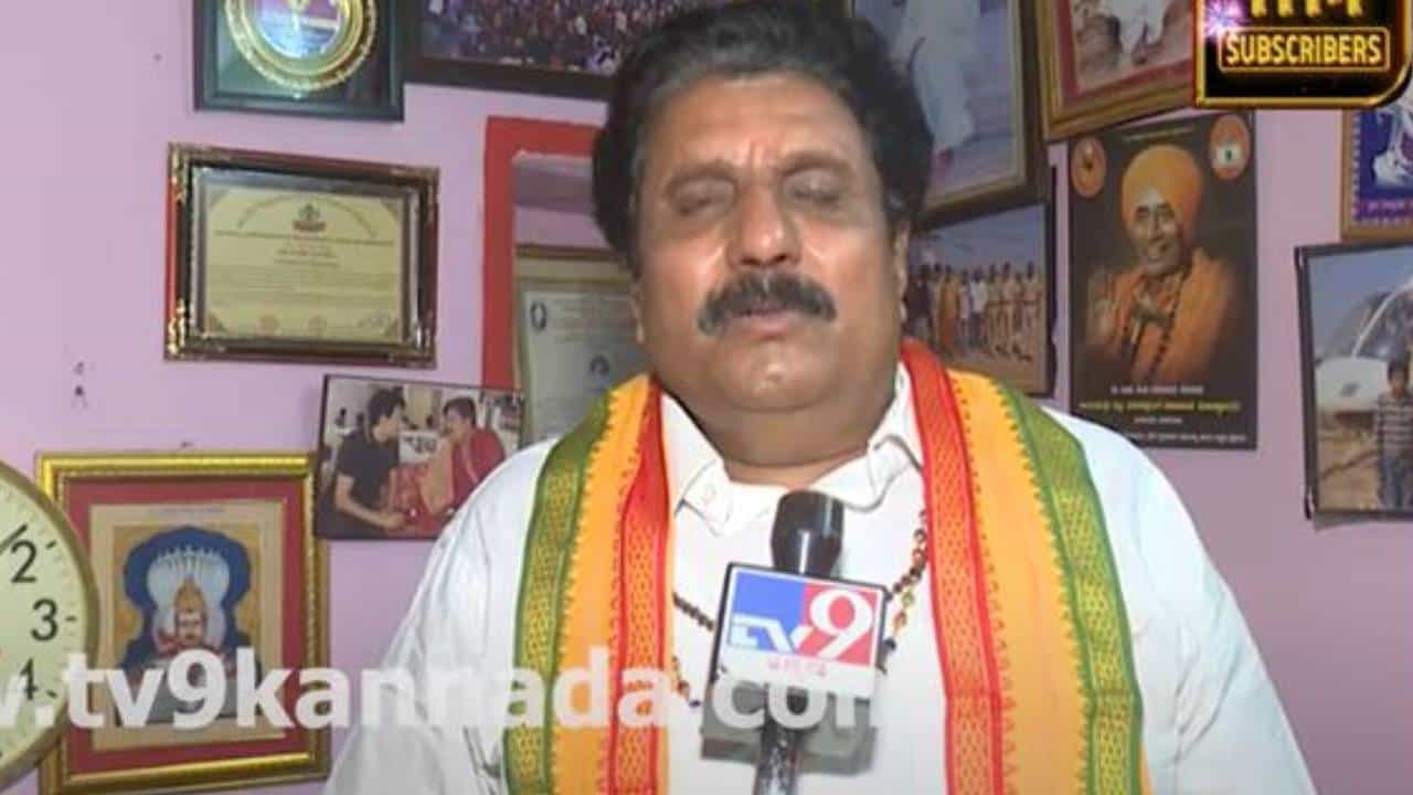 ಬಾದಾಮಿಯಲ್ಲಿ ಕಾಲಿಗೆ ಬಿದ್ದ ಪೊಲೀಸ್ ಸಿಬ್ಬಂದಿ ನಮ್ಮ ಮಠದ ಭಕ್ತರು: ಸಿದ್ದನಕೊಳ್ಳ ಸ್ವಾಮೀಜಿ ಬಾದಾಮಿಯಲ್ಲಿ ಕಾಲಿಗೆ ಬಿದ್ದ ಪೊಲೀಸ್ ಸಿಬ್ಬಂದಿ ನಮ್ಮ ಮಠದ ಭಕ್ತರು: ಸಿದ್ದನಕೊಳ್ಳ ಸ್ವಾಮೀಜಿ