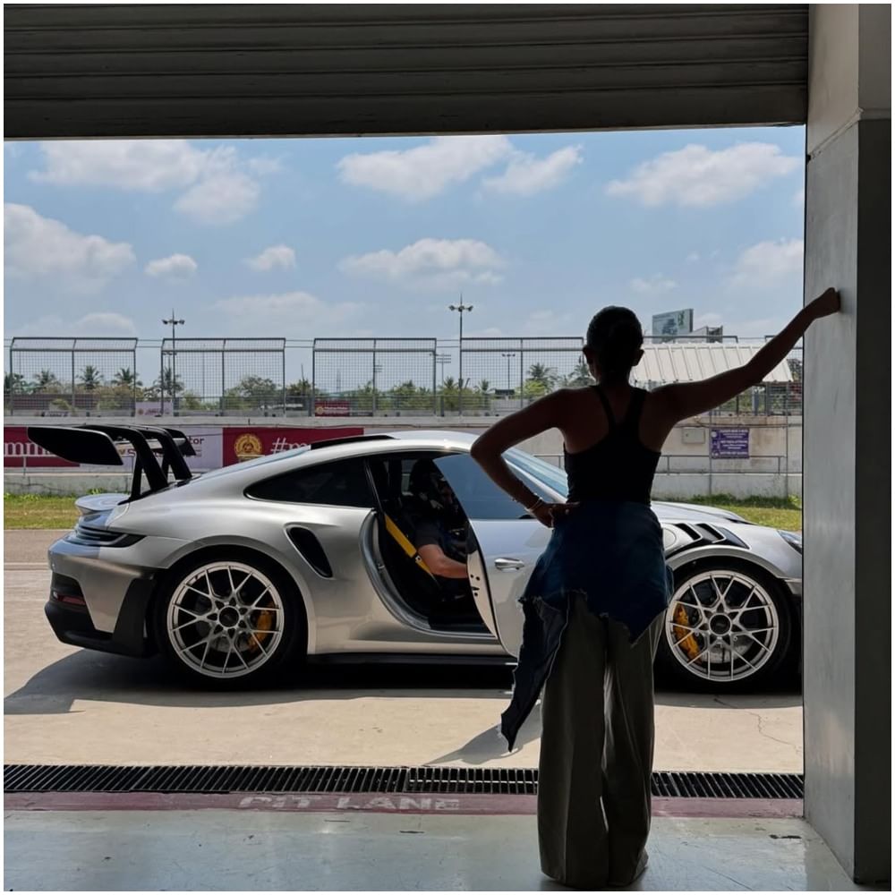 ನಾಗ ಚೈತನ್ಯ ಅವರು ಕಾರಿನಲ್ಲಿ ಕುಳಿತಿದ್ದು, ಇದನ್ನು ಶೋಭಿತಾ ದೂರದಿಂದ ನೋಡುತ್ತಾ ಇದ್ದಾರೆ. ಈ ಫೋಟೋಗಳು ಗಮನ ಸೆಳೆದಿವೆ. ಈ ಫೋಟೋಗೆ ಫ್ಯಾನ್ಸ್ ಕಡೆಯಿಂದ ಭರ್ಜರಿ ಲೈಕ್ಸ್ಗಳು ಸಿಕ್ಕಿವೆ. ಈ ಫೋಟೋ ಮೂಲಕ ತಮಗೂ ರೇಸ್ ಇಷ್ಟ ಎಂಬುದನ್ನು ಅವರು ಹೇಳಿದ್ದಾರೆ.