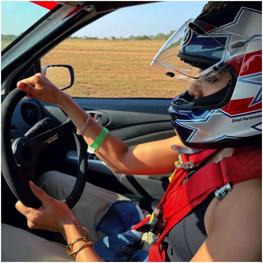 ಶೋಭಿತಾ ಅವರು ಹೆಲ್ಮೆಟ್ ಧರಿಸಿ ಕಾರಿನಲ್ಲಿ ಕುಳಿತ ಫೋಟೋನ ಹಂಚಿಕೊಂಡಿದ್ದಾರೆ. ಈ ರೀತಿ ರೇಸ್ ಮಾಡುವಾಗ ಅಪಘಾತವಾದರೆ ತಲೆಗೆ ಪೆಟ್ಟು ಬೀಳೋ ಸಾಧ್ಯತೆ ಇರುತ್ತದೆ. ಈ ಕಾರಣಕ್ಕೆ ತಲೆಗೆ ಹೆಲ್ಮೆಟ್ ಧರಿಸುತ್ತಾರೆ.