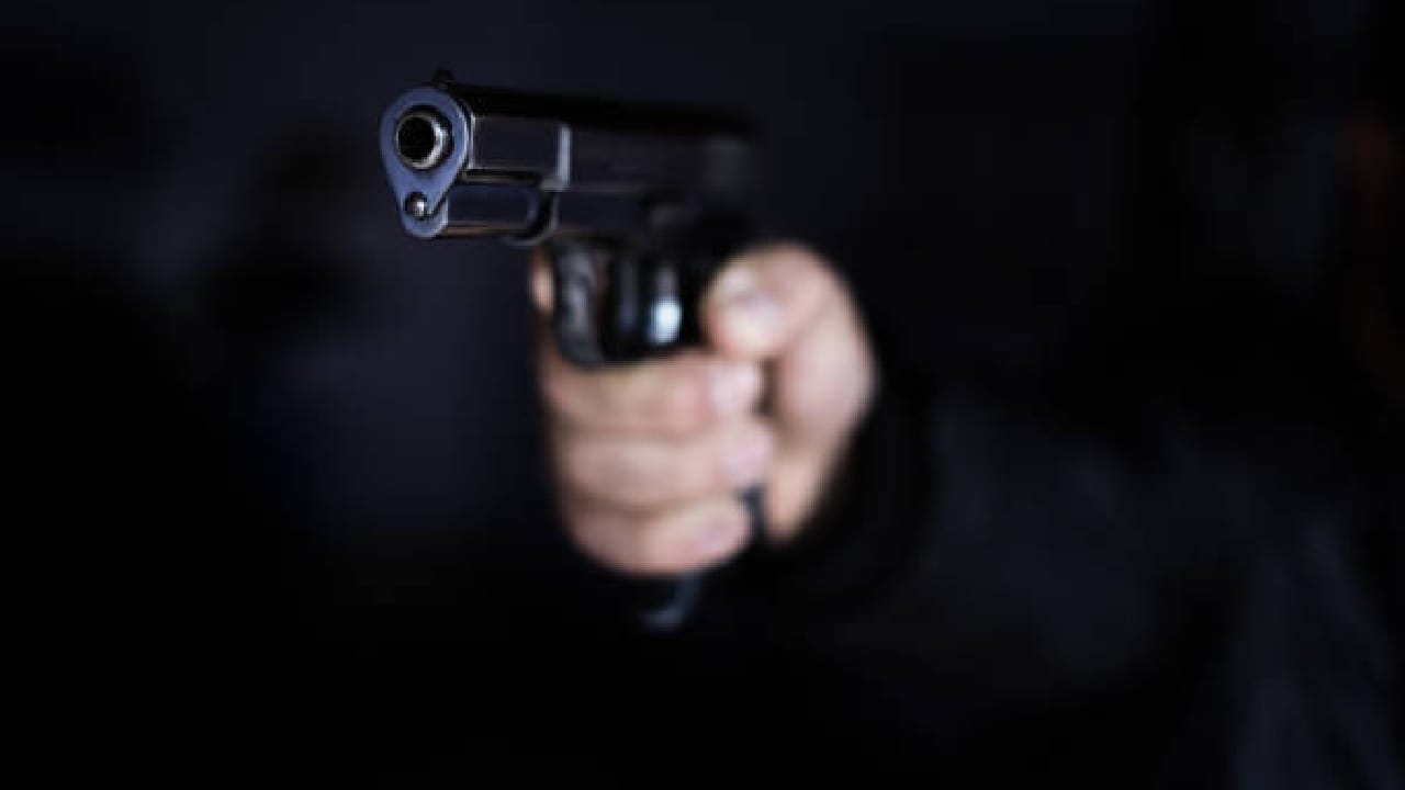 ಎರಡನೇ ಮದುವೆಯಾಗಲು ಅಡ್ಡಿಯಾದ ಮಗನಿಗೆ ಶೂಟ್ ಮಾಡಿ ಕೊಂದ ತಂದೆ ಎರಡನೇ ಮದುವೆಯಾಗಲು ಅಡ್ಡಿಯಾದ ಮಗನಿಗೆ ಶೂಟ್ ಮಾಡಿ ಕೊಂದ ತಂದೆ