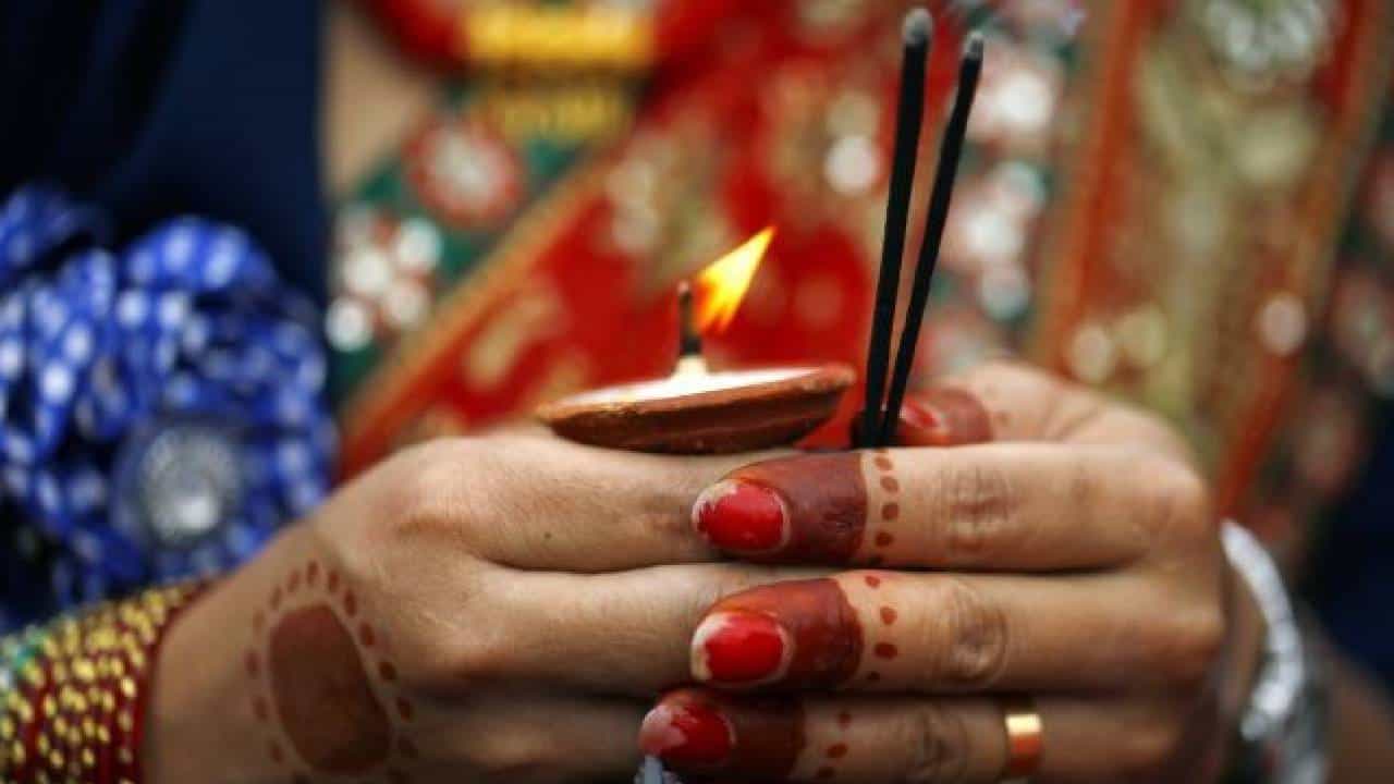 Hindu Puja: ಮನೆಯಲ್ಲಿ ದೇವರಿಗೆ ಒಂದು ಅಗರಬತ್ತಿ ಏಕೆ ಹಚ್ಚಬಾರದು? Hindu Puja: ಮನೆಯಲ್ಲಿ ದೇವರಿಗೆ ಒಂದು ಅಗರಬತ್ತಿ ಏಕೆ ಹಚ್ಚಬಾರದು?
