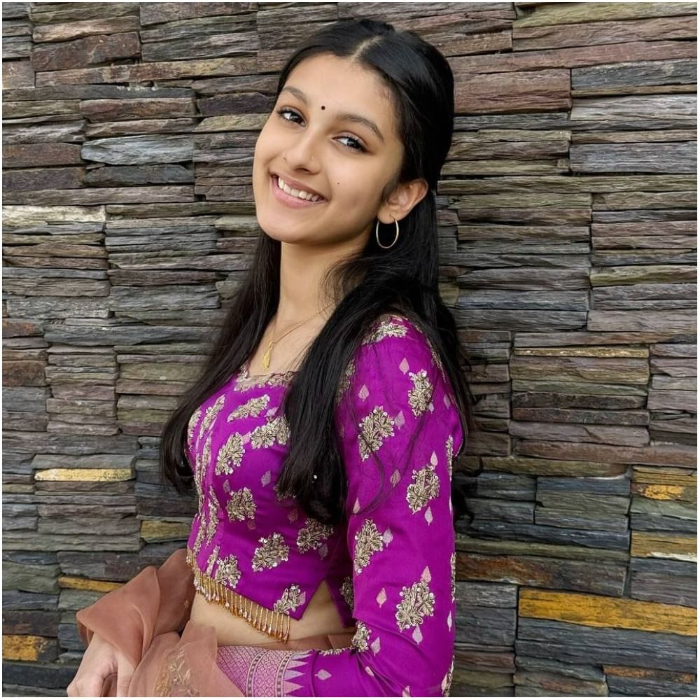 ಸಿತಾರಾ ಅವರು ಇತ್ತೀಚೆಗೆ ಕಾರ್ಯಕ್ರಮ ಒಂದರಲ್ಲಿ ಭಾಗಿ ಆಗಿದ್ದಾರೆ. ಈ ಕಾರ್ಯಕ್ರಮದಲ್ಲಿ ಅವರು ಬ್ರ್ಯಾಂಡ್ ಪ್ರಚಾರ ಮಾಡಿದ್ದಾರೆ. ಅವರು ಈ ಸಂದರ್ಭದಲ್ಲಿ ಅಪ್ಸರೆಯಂತೆ ಕಾಣಿಸಿದರು. ಈಗ ಸಿತಾರಾ ಅವರ ಚಿತ್ರರಂಗದ ಎಂಟ್ರಿ ಬಗ್ಗೆ ಅವರ ತಾಯಿ ಮಾತನಾಡಿದ್ದಾರೆ.