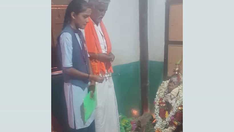 ಅಜ್ಜಿ ಮೃತದೇಹಕ್ಕೆ ಪೂಜೆ ಸಲ್ಲಿಸಿ ದುಃಖದಲ್ಲಿಯೇ SSLC ಪರೀಕ್ಷೆ ಬರೆದ ವಿದ್ಯಾರ್ಥಿನಿ