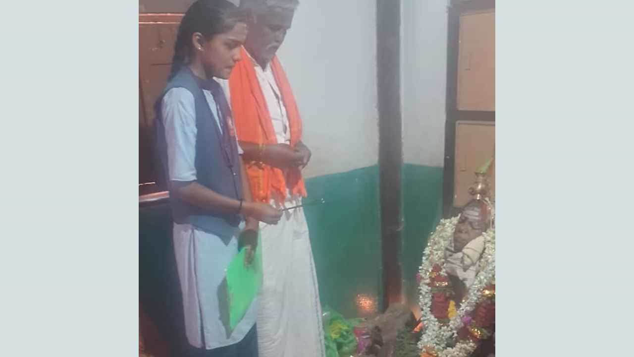ಅಜ್ಜಿ ಮೃತದೇಹಕ್ಕೆ ಪೂಜೆ ಸಲ್ಲಿಸಿ ದುಃಖದಲ್ಲಿಯೇ SSLC ಪರೀಕ್ಷೆ ಬರೆದ ವಿದ್ಯಾರ್ಥಿನಿ