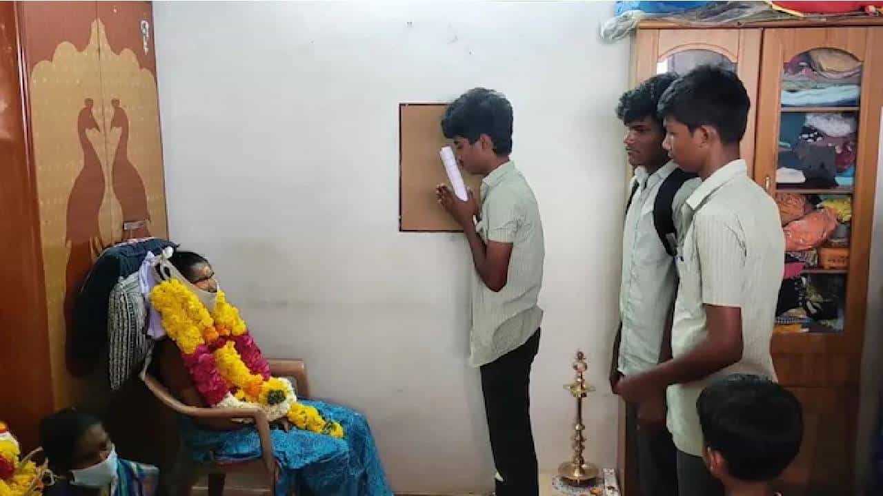 ಪರೀಕ್ಷೆಗೂ ಮುನ್ನ ಮೃತ ತಾಯಿಯ ಕಾಲಿಗೆ ಬಿದ್ದು  ಆಶೀರ್ವಾದ ಪಡೆದ ವಿದ್ಯಾರ್ಥಿ