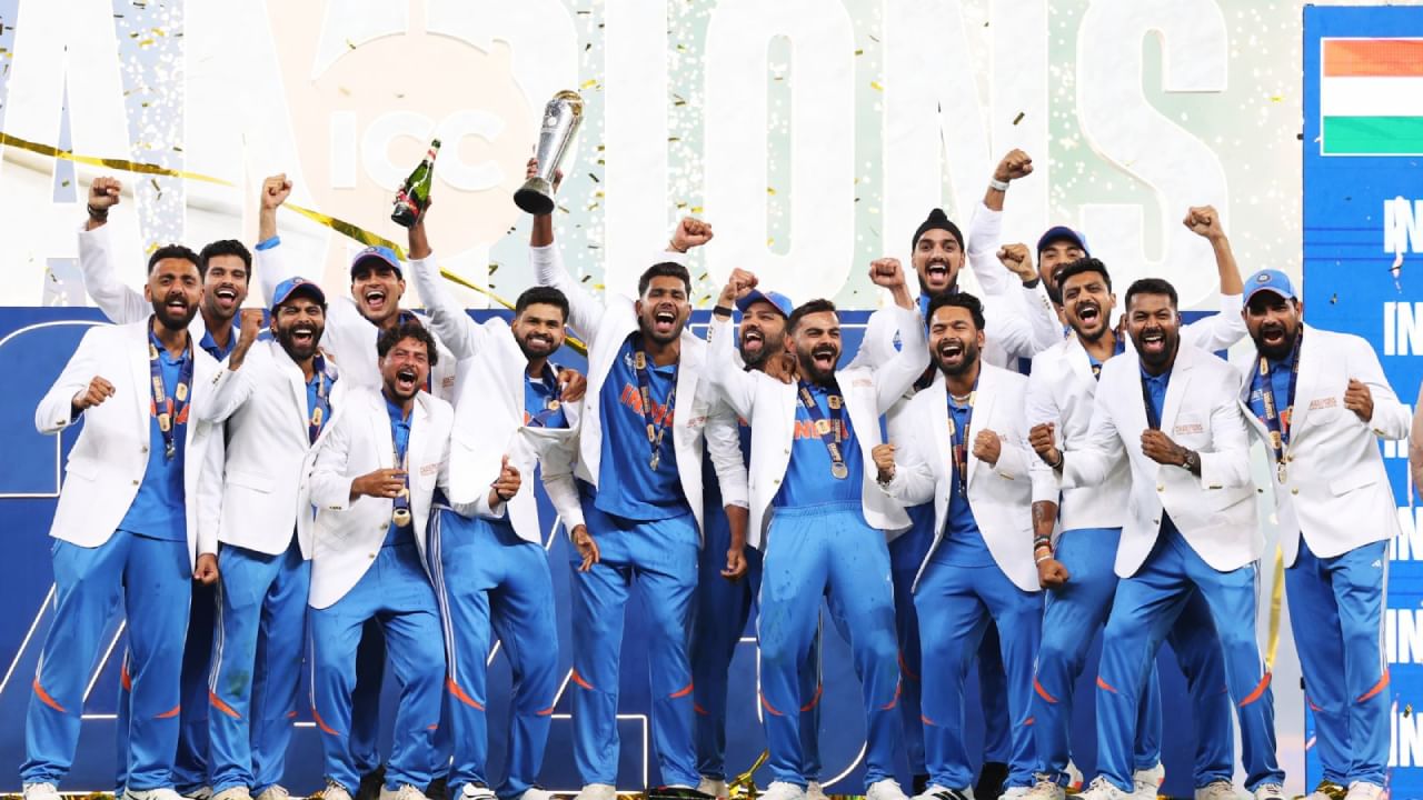 ಬರೋಬ್ಬರಿ 8 ವರ್ಷಗಳ ನಡೆದ ಚಾಂಪಿಯನ್ಸ್ ಟ್ರೋಫಿ ಟೂರ್ನಿಯಲ್ಲಿ ಟೀಮ್ ಇಂಡಿಯಾ ಚಾಂಪಿಯನ್ ಪಟ್ಟ ಅಲಂಕರಿಸಿದೆ. ದುಬೈ ಇಂಟರ್​ನ್ಯಾಷನಲ್ ಕ್ರಿಕೆಟ್ ಸ್ಟೇಡಿಯಂನಲ್ಲಿ ನಡೆದ ಅಂತಿಮ ಪಂದ್ಯದಲ್ಲಿ ನ್ಯೂಝಿಲೆಂಡ್ ತಂಡವನ್ನು 4 ವಿಕೆಟ್​ಗಳಿಂದ ಮಣಿಸುವಲ್ಲಿ ಭಾರತ ತಂಡ ಯಶಸ್ವಿಯಾಗಿದೆ.
