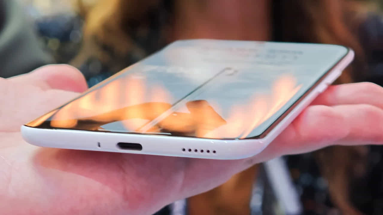 Tecno Spark Slim: ವಿಶ್ವದ ಅತ್ಯಂತ ತೆಳ್ಳಗಿನ ಸ್ಮಾರ್ಟ್ಫೋನ್ ಬಿಡುಗಡೆ: ಆ್ಯಪಲ್-ಸ್ಯಾಮ್ಸಂಗ್ಗೆ ನಡುಕ Tecno Spark Slim: ವಿಶ್ವದ ಅತ್ಯಂತ ತೆಳ್ಳಗಿನ ಸ್ಮಾರ್ಟ್ಫೋನ್ ಬಿಡುಗಡೆ: ಆ್ಯಪಲ್-ಸ್ಯಾಮ್ಸಂಗ್ಗೆ ನಡುಕ