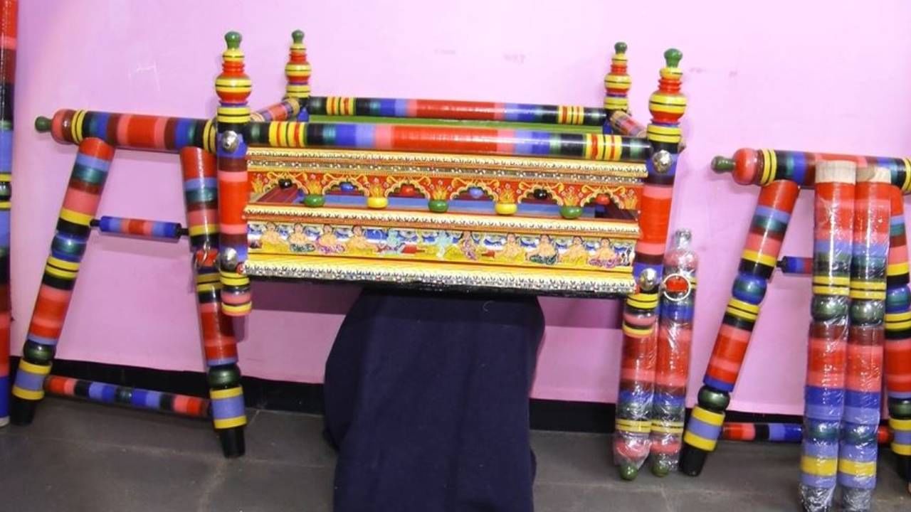 ನಾಲ್ಕು ತಲೆಮಾರುಗಳಿಂದ ತಯರಾಗುವ ತೊಟ್ಟಿಲಿಗೆ ದೇಶ, ವಿದೇಶಿಗಳಲ್ಲಿ ಬೇಡಿಕೆ ಇದೆ. ಅನೇಕ ಗಣ್ಯರ ಮಕ್ಕಳ ನಾಮಕರಣಕ್ಕೆ ಇಲ್ಲಿನ ತೊಟ್ಟಿಲು ಸಾಕ್ಷಿಯಾಗಿವೆ. ಅದರಲ್ಲೂ ಸಿನಿಮಾ ರಂಗದವರಿಗೆ ಈ ತೊಟ್ಟಿಲು ಮೇಲೆ ಬಲು ಪ್ರೀತಿ. ಕಳೆದ ವರ್ಷ ಇಲ್ಲಿಂದ ರಾಕಿಂಗ್ ಸ್ಟಾರ್ ಯಶ್ ಮನೆಗೆ ತೊಟ್ಟಿಲು ಹೋಗಿತ್ತು. ಇದೀಗ ಮತ್ತೊಬ್ಬ ಸಿನಿಮಾ ಸ್ಟಾರ್ ಮನೆಗೆ ಹೋಗಲು ತೊಟ್ಟಿಲು ಸಿದ್ಧವಾಗುತ್ತಿದೆ. ಅಷ್ಟಕ್ಕೂ ನಾಲ್ಕು ತಲೆಮಾರಿನ ವಿಶೇಷ ಹೊಂದಿರುವ ತೊಟ್ಟಿಲು ಎಲ್ಲಿ ತಯಾರಾಗಿದೆ ಅಂದರೆ ಕಲಘಟಗಿಯಲ್ಲಿ.
