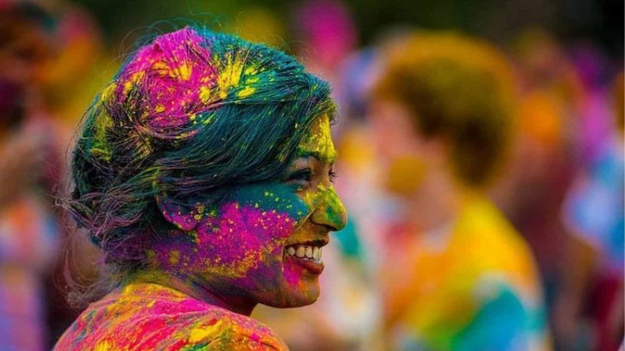 Holi 2025: ಬಣ್ಣಗಳಲ್ಲಿ ಆಡುವ ಮುನ್ನ ಹಾಗೂ ನಂತರ ತ್ವಚೆಯ ಆರೈಕೆ ಹೇಗಿರಬೇಕು? ಇಲ್ಲಿದೆ ಸಿಂಪಲ್ ಟಿಪ್ಸ್ Holi 2025: ಬಣ್ಣಗಳಲ್ಲಿ ಆಡುವ ಮುನ್ನ ಹಾಗೂ ನಂತರ ತ್ವಚೆಯ ಆರೈಕೆ ಹೇಗಿರಬೇಕು? ಇಲ್ಲಿದೆ ಸಿಂಪಲ್ ಟಿಪ್ಸ್