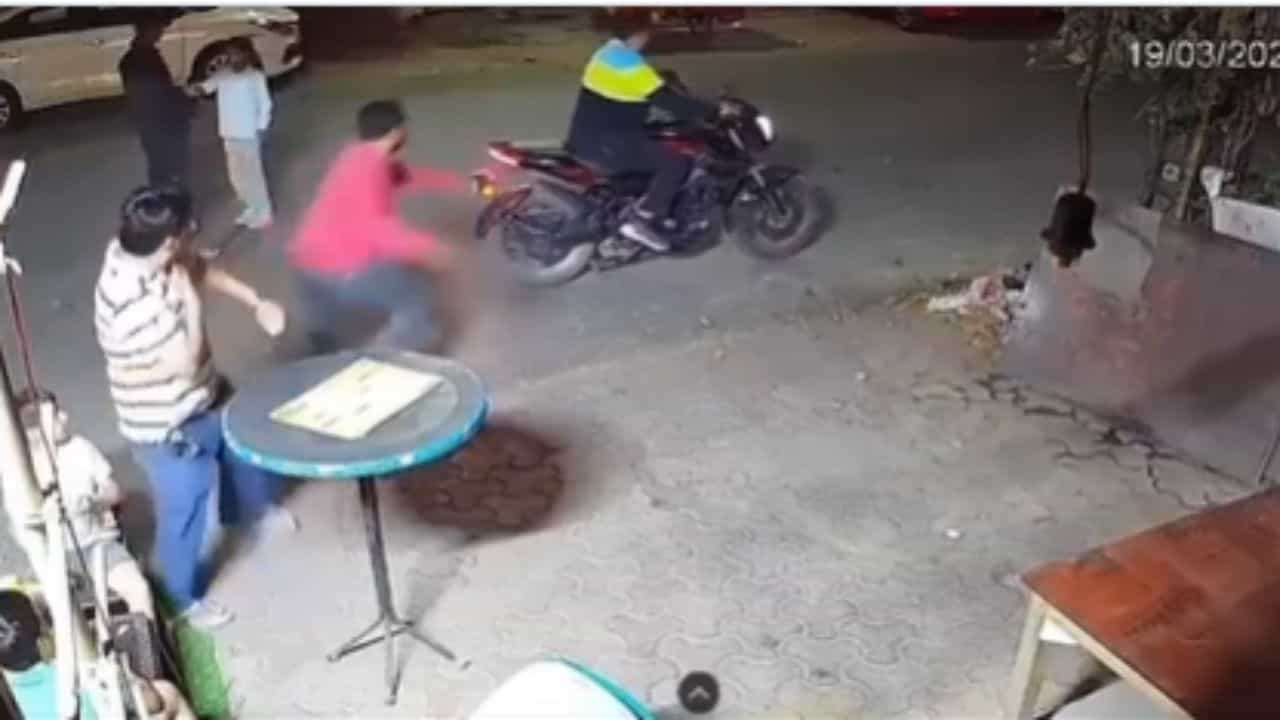Viral: ರಸ್ತೆ ಬದಿ ಮೊಮೊಸ್‌ ತಿಂತಾ ನಿಂತಿದ್ದವನ ಕುತ್ತಿಗೆಯಿಂದ ಚಿನ್ನದ ಸರ ಎಗರಿಸಿದ ಖದೀಮರು; ಸಿಸಿ ಟಿವಿ ದೃಶ್ಯ ವೈರಲ್‌