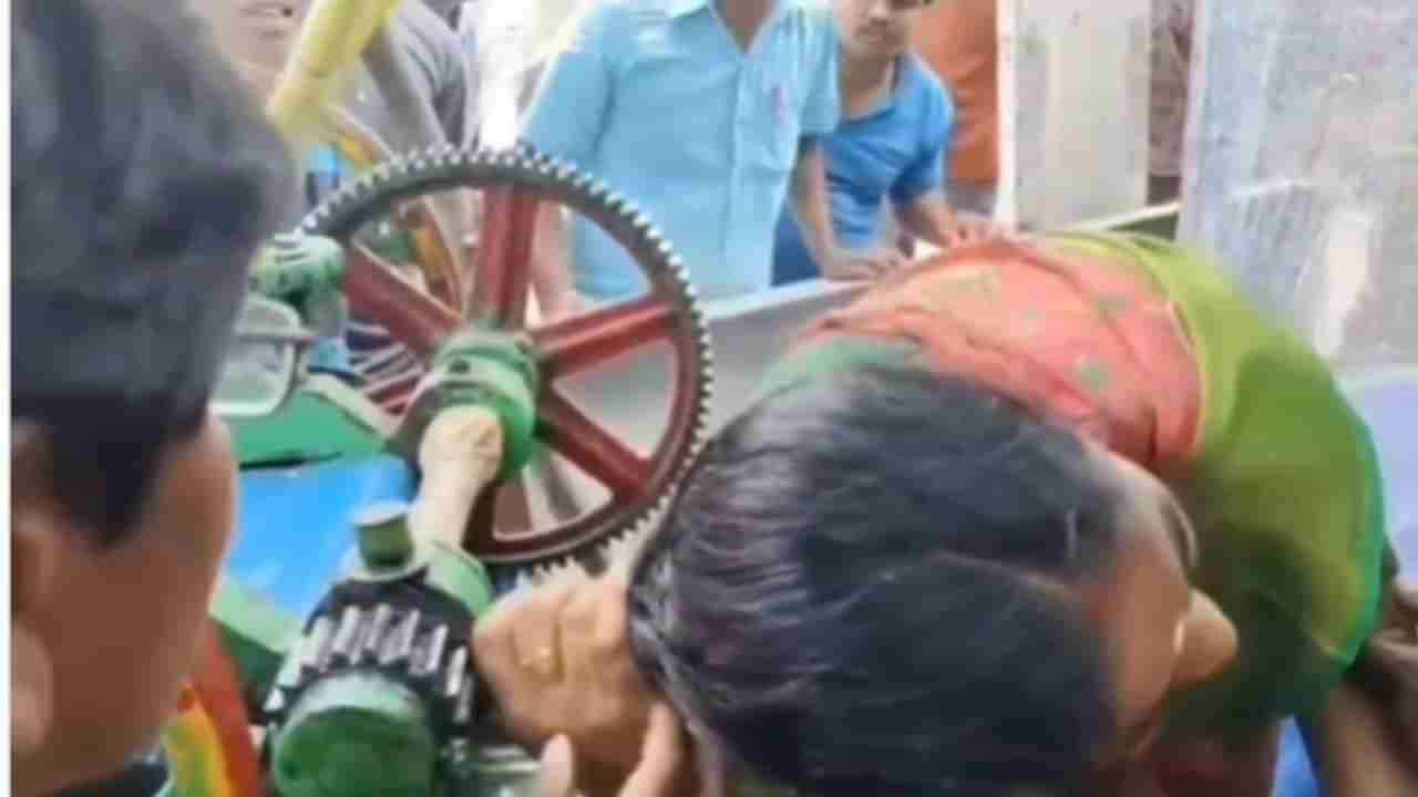 Viral: ಕಬ್ಬಿನ ಜ್ಯೂಸ್‌ ಮಷಿನ್‌ನಲ್ಲಿ ಸಿಲುಕಿದ ಜಡೆ; ಕೂದಲೆಳೆ ಅಂತರದಲ್ಲಿ ಅಪಾಯದಿಂದ ಪಾರಾದ ಮಹಿಳೆ