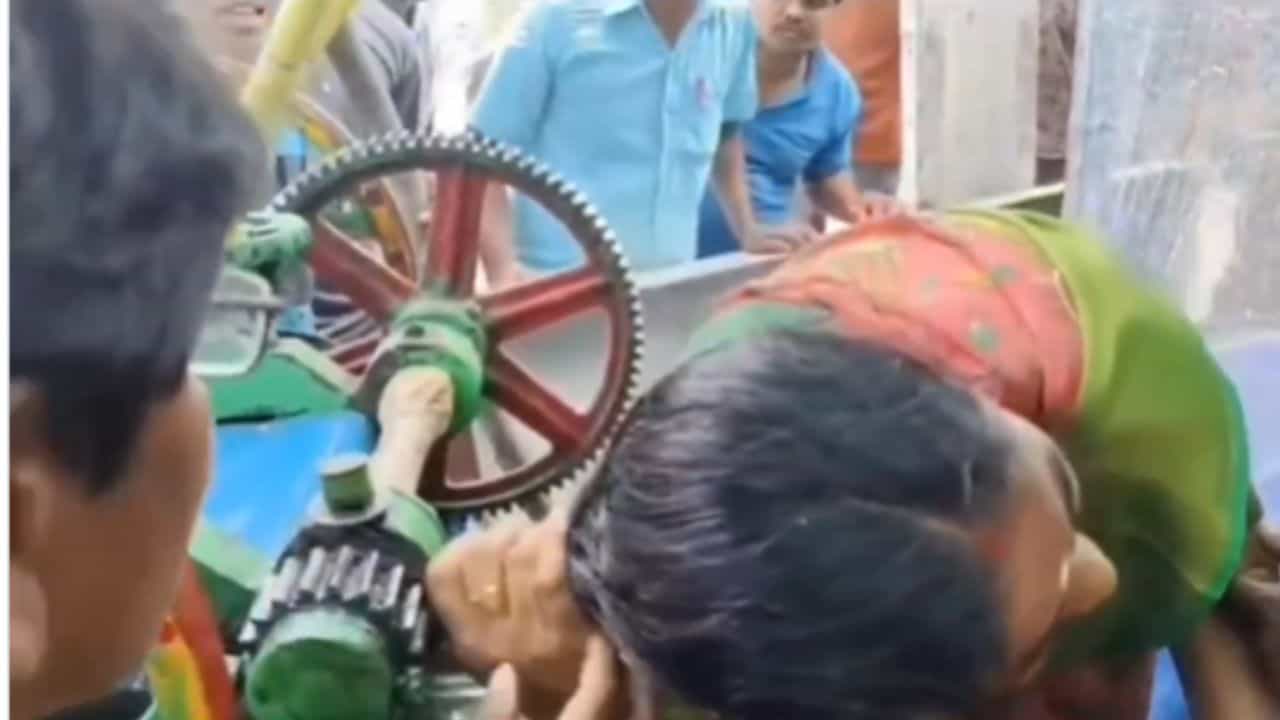 Viral: ಕಬ್ಬಿನ ಜ್ಯೂಸ್‌ ಮಷಿನ್‌ನಲ್ಲಿ ಸಿಲುಕಿದ ಜಡೆ; ಕೂದಲೆಳೆ ಅಂತರದಲ್ಲಿ ಅಪಾಯದಿಂದ ಪಾರಾದ ಮಹಿಳೆ