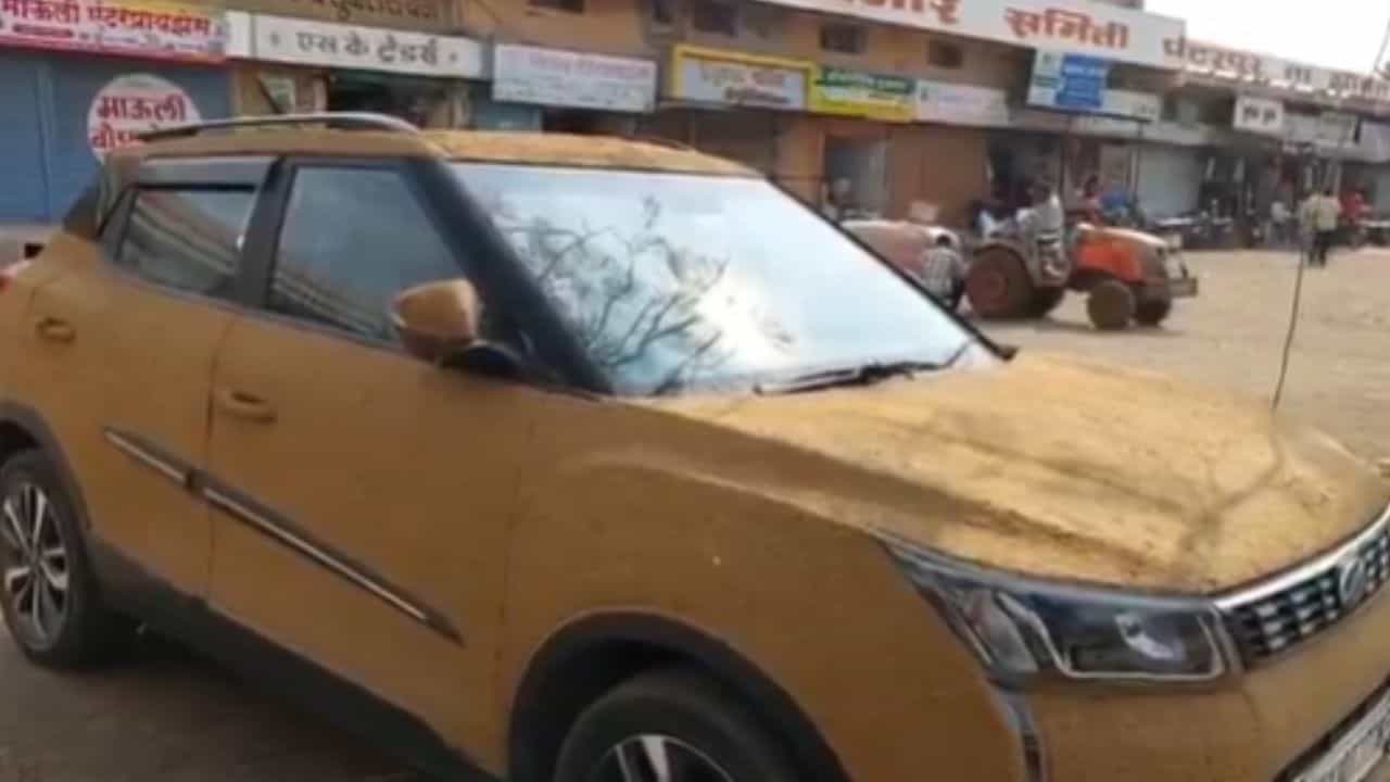 Viral: ಬಿಸಿಲ ಶಾಖದಿಂದ ಬಚಾವ್‌ ಆಗಲು ಐಷಾರಾಮಿ ಕಾರಿಗೆ ಸಗಣಿ ಲೇಪಿಸಿದ ಆಯುರ್ವೇದಿಕ್‌ ಡಾಕ್ಟರ್‌; ವಿಡಿಯೋ ವೈರಲ್‌