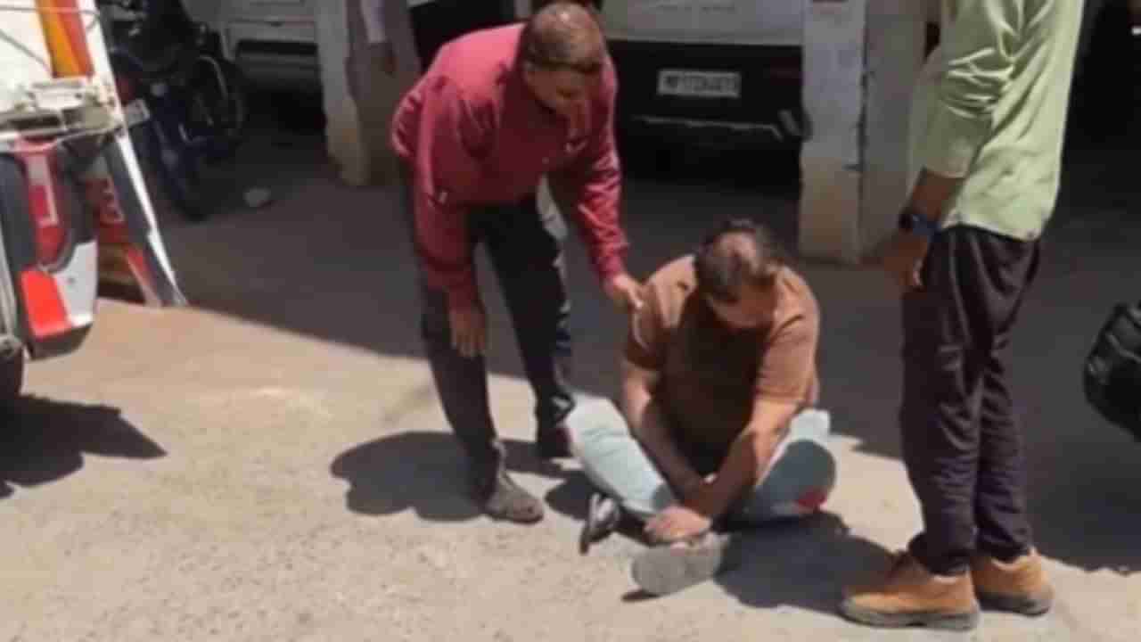 Viral: ಎಣ್ಣೆ ಏಟಲ್ಲಿ ನಡು ರಸ್ತೆಯಲ್ಲಿ ತೂರಾಡಿದ ಕಾಲೇಜು ಪ್ರಾಧ್ಯಾಪಕ; ವಿಡಿಯೋ ವೈರಲ್‌