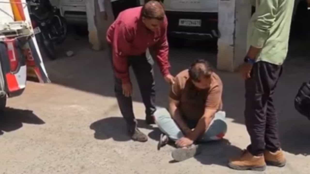 Viral: ಎಣ್ಣೆ ಏಟಲ್ಲಿ ನಡು ರಸ್ತೆಯಲ್ಲಿ ತೂರಾಡಿದ ಕಾಲೇಜು ಪ್ರಾಧ್ಯಾಪಕ; ವಿಡಿಯೋ ವೈರಲ್‌