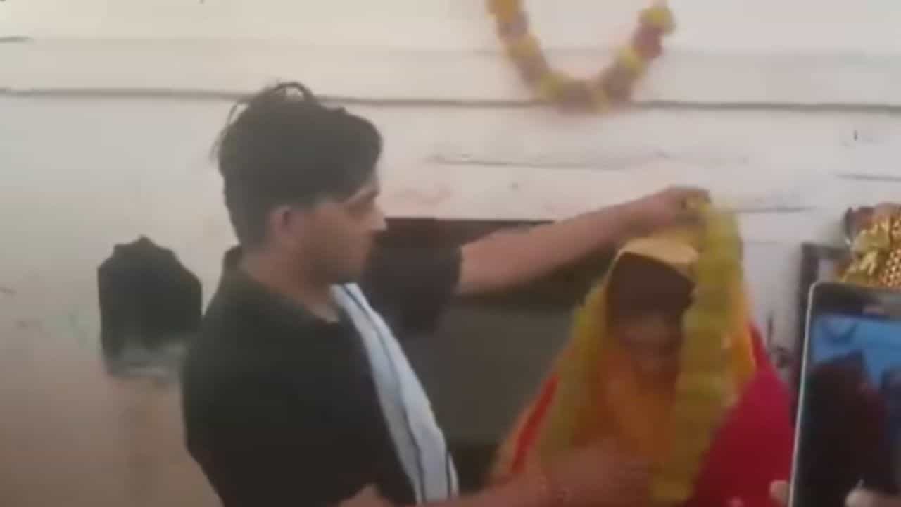 Viral: ಇನ್ಸ್ಟಾಗ್ರಾಮ್ ಲವ್; ಪ್ರೇಯಸಿಯನ್ನು ಭೇಟಿಯಾಗಲು ಬಂದವನಿಗೆ ಮದುವೆ ಮಾಡಿಸಿದ ಕುಟುಂಬಸ್ಥರು Viral: ಇನ್ಸ್ಟಾಗ್ರಾಮ್ ಲವ್; ಪ್ರೇಯಸಿಯನ್ನು ಭೇಟಿಯಾಗಲು ಬಂದವನಿಗೆ ಮದುವೆ ಮಾಡಿಸಿದ ಕುಟುಂಬಸ್ಥರು