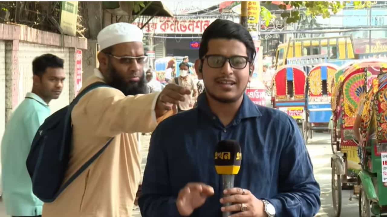 Viral: ಲೈವ್ ರಿಪೋರ್ಟಿಂಗ್ ಮಾಡ್ತಿದ್ದ ವರದಿಗಾರನ ಶರ್ಟ್ ಕಾಲರ್ ಸರಿ ಮಾಡಿದ ವ್ಯಕ್ತಿ; ವಿಡಿಯೋ ವೈರಲ್ Viral: ಲೈವ್ ರಿಪೋರ್ಟಿಂಗ್ ಮಾಡ್ತಿದ್ದ ವರದಿಗಾರನ ಶರ್ಟ್ ಕಾಲರ್ ಸರಿ ಮಾಡಿದ ವ್ಯಕ್ತಿ; ವಿಡಿಯೋ ವೈರಲ್