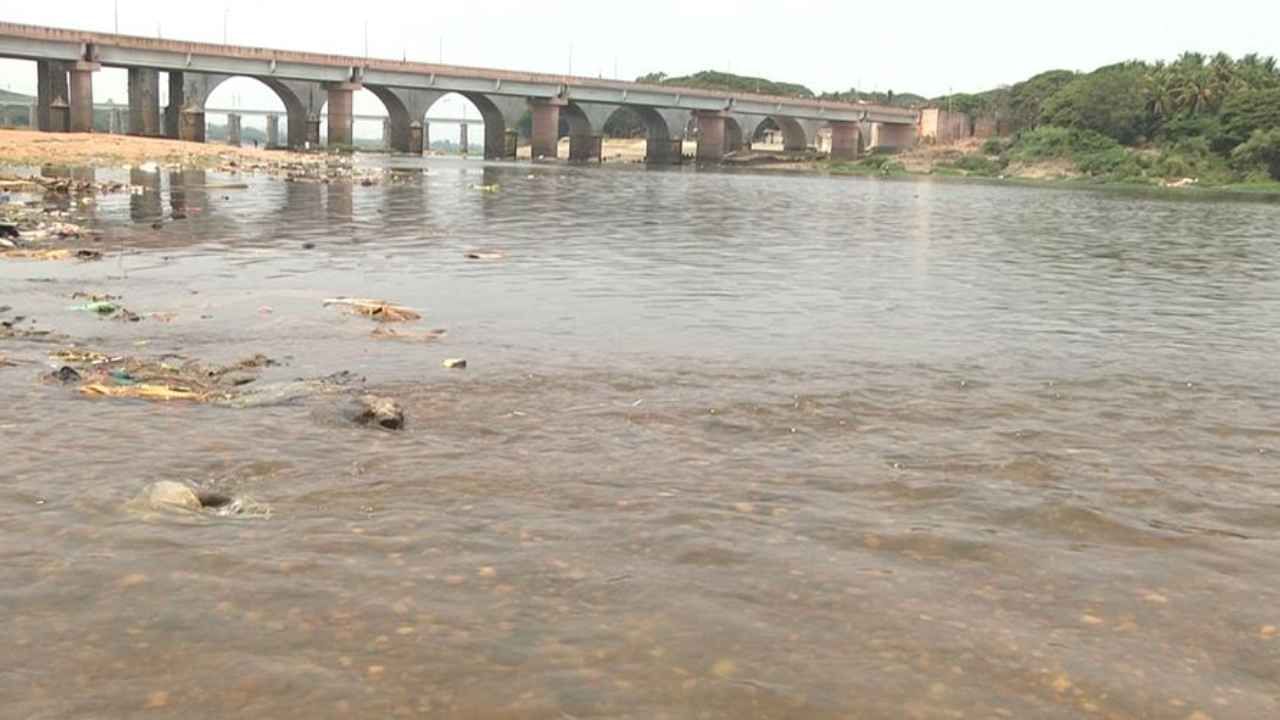 ಮೇಲಾಗಿ ಪೈಪ್ ಲೈನ್ ಮೂಲಕ ದಾವಣಗೆರೆ ನಗರ, ಜಗಳೂರು ತಾಲೂಕಿನ 57 ಕೆರೆಗಳಿಗೆ ನೀರು ತುಂಬಿಸುವ ಯೋಜನೆ ಜೊತೆಗೆ ಮಾಯಕೊಂಡ ವಿಧಾನಸಭಾ ಕ್ಷೇತ್ರದ 22 ಕೆರೆಗಳಿಗೆ ನೀರು ತುಂಬಿಸುವುದು ಯೋಜನೆ ಜಾರಿಯಲ್ಲಿದೆ. ಆದರೆ ಈಗ ನದಿಯೇ ಖಾಲಿ ಆಗಿದ್ದು, ಭೀಕರ ಬರಗಾಲದ ಸೂಚನೆ ಆರಂಭವಾಗಿದೆ.