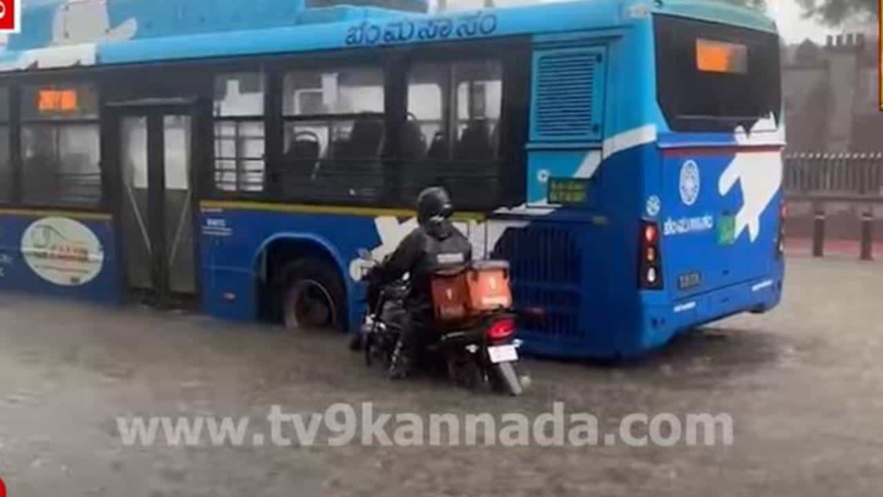 ಬೇಸಿಗೆಯ ಅಕಾಲಿಕ ಮಳೆಯೊಂದಕ್ಕೆ ಬೆಂಗಳೂರು ರಸ್ತೆಯಲ್ಲಿ ಸಂಚಾರ ಅಧ್ವಾನ, ಬಸ್ಸಿನ ಚಕ್ರ ಮುಳುಗುವಷ್ಟು ನೀರು!