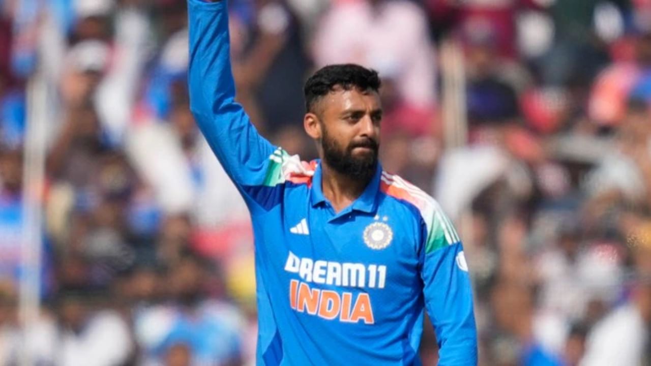 ಗೌತಮ್ ಗಂಭೀರ್ ಟೀಂ ಇಂಡಿಯಾ ಕೋಚ್ ಆದ ಬಳಿಕ ವರುಣ್ ಚಕ್ರವರ್ತಿಯ ನಸೀಬು ಬದಲಾಗಿದ್ದು, ಕೆಲವೇ ದಿನಗಳ ಅಂತರದಲ್ಲಿ ವರುಣ್ಗೆ ಟಿ20 ಹಾಗೂ ಏಕದಿನ ತಂಡದಲ್ಲಿ ಆಡುವ ಅವಕಾಶ ಸಿಕ್ಕಿದೆ. ಇತ್ತ ಸಿಕ್ಕ ಅವಕಾಶಗಳನ್ನು ಸದುಪಯೋಗಪಡಿಸಿಕೊಳ್ಳುವಲ್ಲಿ ವರುಣ್ ಯಶಸ್ವಿಯಾಗಿದ್ದಾರೆ. ಈ ಎರಡೂ ಮಾದರಿಗಳಲ್ಲೂ ವರುಣ್ಗೆ ಕೆಲವು ವರ್ಷಗಳವರೆಗೆ ಸ್ಥಾನ ಫಿಕ್ಸ್ ಅಂತಲೇ ಹೇಳಬಹುದು.