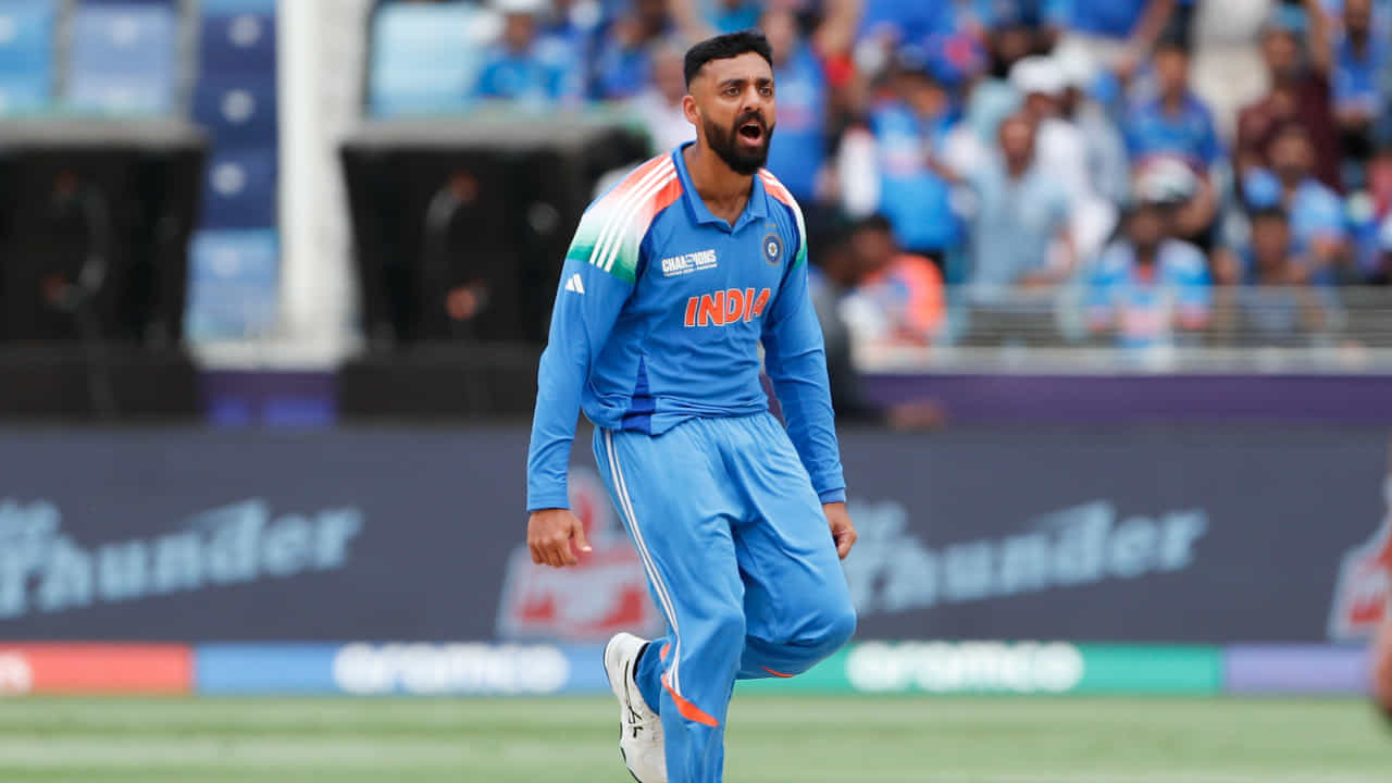 ಚಾಂಪಿಯನ್ಸ್ ಟ್ರೋಫಿಯಲ್ಲಿ ಟೀಂ ಇಂಡಿಯಾದ ಅತ್ಯಂತ ಯಶಸ್ವಿ ಬೌಲರ್ ಆಗಿದ್ದ ವರುಣ್ ಚಕ್ರವರ್ತಿ ಕೂದಲೆಳೆ ಅಂತರದಲ್ಲಿ ಗೋಲ್ಡನ್ ಬಾಲ್ ಗೆಲ್ಲುವುದರಿಂದ ವಂಚಿತರಾಗಿದ್ದರು. ಆಡಿದ ಮೂರೇ ಮೂರು ಪಂದ್ಯಗಳಲ್ಲಿ ಬರೋಬ್ಬರಿ 9 ವಿಕೆಟ್ಗಳನ್ನು ಉರುಳಿಸಿದ್ದ ವರುಣ್, ಟೂರ್ನಿಯಲ್ಲಿ ಅಧಿಕ ವಿಕೆಟ್ಗಳನ್ನು ಉರುಳಿಸಿದ ಬೌಲರ್ಗಳ ಪಟ್ಟಿಯಲ್ಲಿ ಜಂಟಿ ಎರಡನೇ ಸ್ಥಾನ ಪಡೆದುಕೊಂಡಿದ್ದರು.