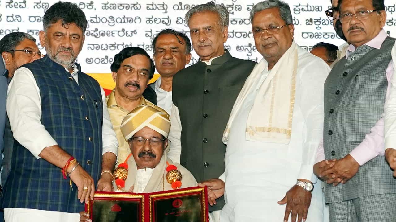 ಡಿ.ಕೆ ಶಿವಕುಮಾರ್ ಸಿಎಂ ಆಗುವುದನ್ನು ತಪ್ಪಿಸಲು ಸಾಧ್ಯವೇ ಇಲ್ಲ; ವೀರಪ್ಪ ಮೊಯ್ಲಿ ಸ್ಫೋಟಕ ಹೇಳಿಕೆ ಡಿ.ಕೆ ಶಿವಕುಮಾರ್ ಸಿಎಂ ಆಗುವುದನ್ನು ತಪ್ಪಿಸಲು ಸಾಧ್ಯವೇ ಇಲ್ಲ; ವೀರಪ್ಪ ಮೊಯ್ಲಿ ಸ್ಫೋಟಕ ಹೇಳಿಕೆ