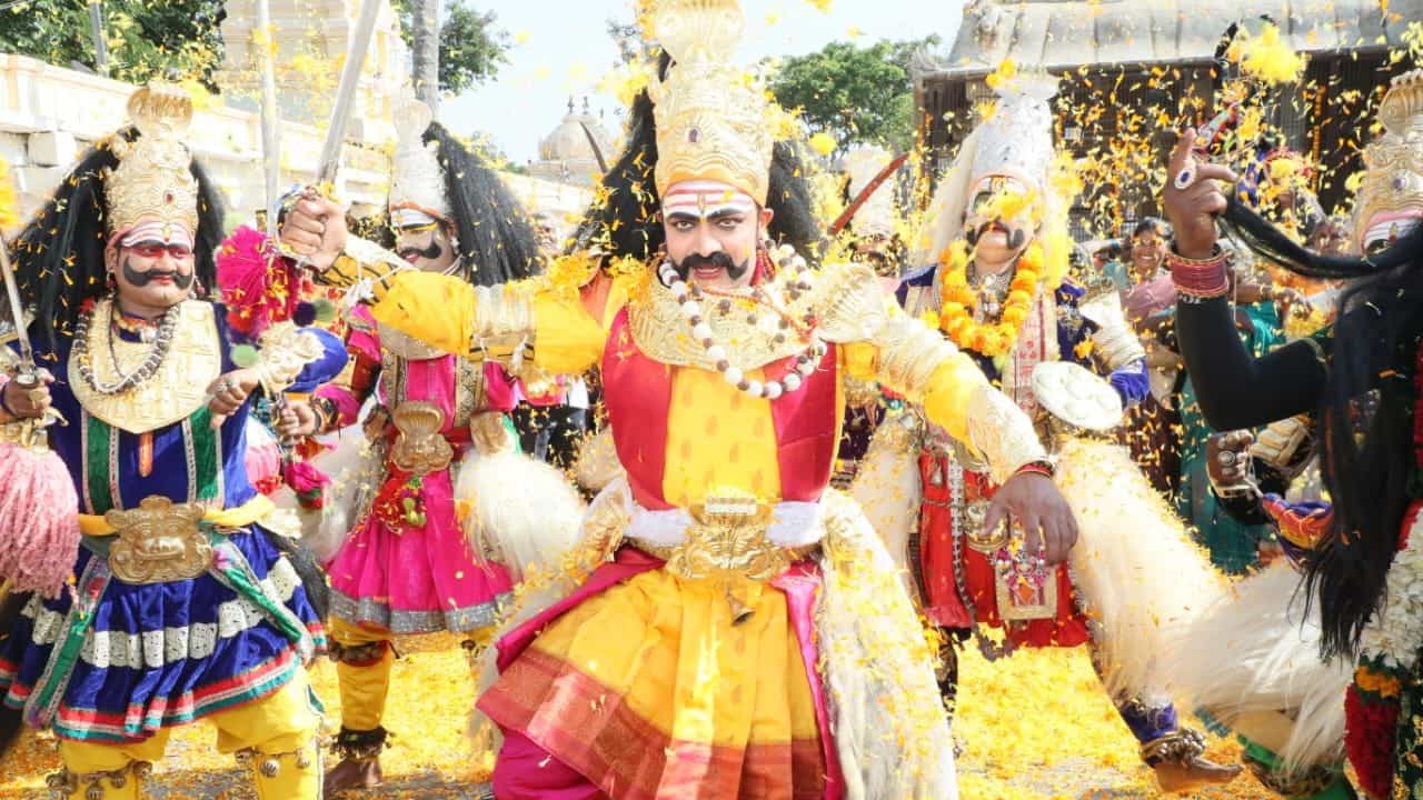 ವೀರಗಾಸೆ ವೇಷದಲ್ಲಿ ವಿಜಯ್ ರಾಘವೇಂದ್ರ: ‘ರುದ್ರಾಭಿಷೇಕಂ’ ಅದ್ಧೂರಿ ಕ್ಲೈಮ್ಯಾಕ್ಸ್ ವೀರಗಾಸೆ ವೇಷದಲ್ಲಿ ವಿಜಯ್ ರಾಘವೇಂದ್ರ: ‘ರುದ್ರಾಭಿಷೇಕಂ’ ಅದ್ಧೂರಿ ಕ್ಲೈಮ್ಯಾಕ್ಸ್