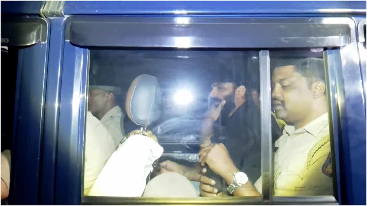 ಮಚ್ಚು ಹಿಡಿದ ಪ್ರಕರಣ: 3 ದಿನ ಪೊಲೀಸ್ ಕಸ್ಟಡಿಗೆ ವಿನಯ್ ಗೌಡ, ರಜತ್ ಕಿಶನ್ ಮಚ್ಚು ಹಿಡಿದ ಪ್ರಕರಣ: 3 ದಿನ ಪೊಲೀಸ್ ಕಸ್ಟಡಿಗೆ ವಿನಯ್ ಗೌಡ, ರಜತ್ ಕಿಶನ್