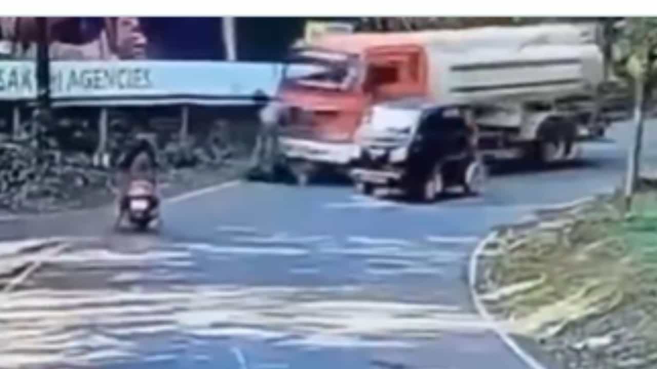 Viral: ಬೈಕ್ ಸವಾರನಿಗೆ ಗುದ್ದಿದ ಟ್ಯಾಂಕರ್; ಇಲ್ಲಿ ತಪ್ಪು ಯಾರದ್ದು? Viral: ಬೈಕ್ ಸವಾರನಿಗೆ ಗುದ್ದಿದ ಟ್ಯಾಂಕರ್; ಇಲ್ಲಿ ತಪ್ಪು ಯಾರದ್ದು?