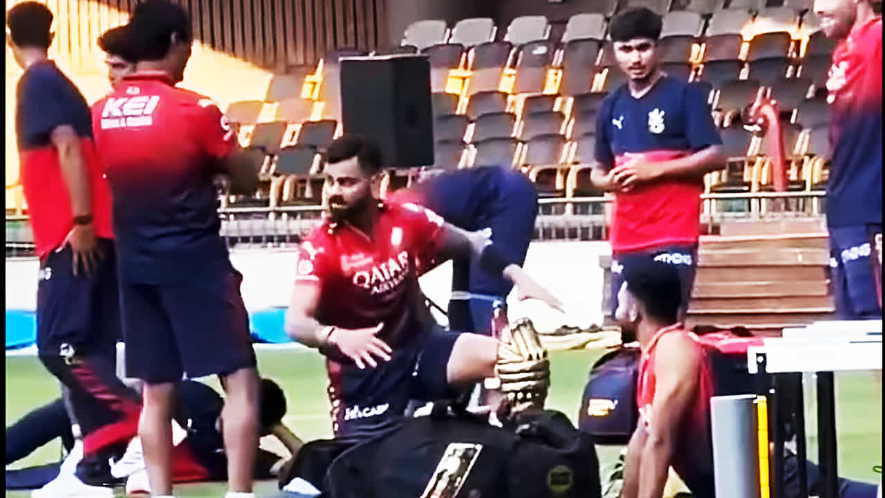 VIDEO: RCB ಅಭ್ಯಾಸದ ನಡುವೆ ವಿರಾಟ್ ಕೊಹ್ಲಿ ಕ್ವಾಟ್ಲೆ VIDEO: RCB ಅಭ್ಯಾಸದ ನಡುವೆ ವಿರಾಟ್ ಕೊಹ್ಲಿ ಕ್ವಾಟ್ಲೆ