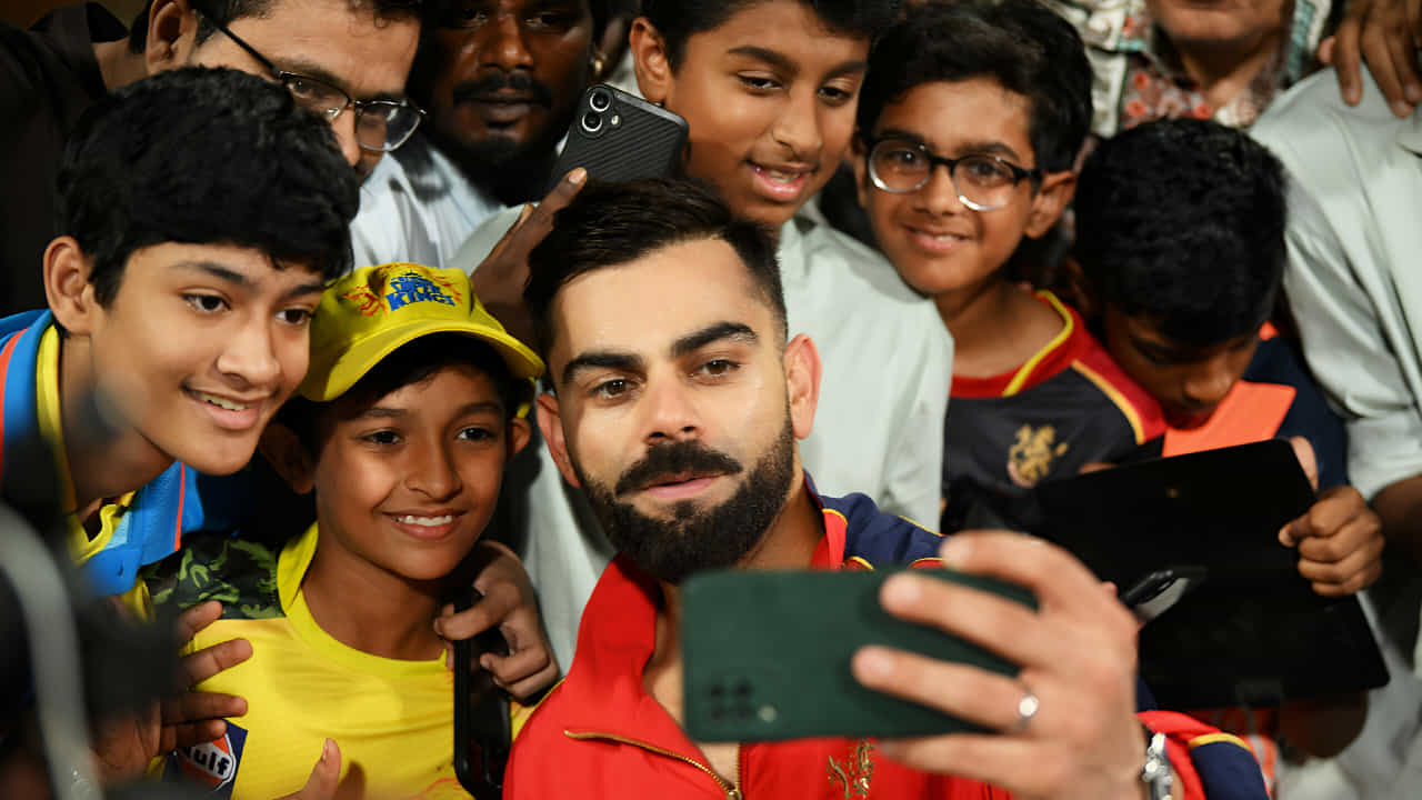 Virat Kohli: ವಿರಾಟ್ ಕೊಹ್ಲಿಯನ್ನು ಮುತ್ತಿದ ಚೆನ್ನೈ ಫ್ಯಾನ್ಸ್