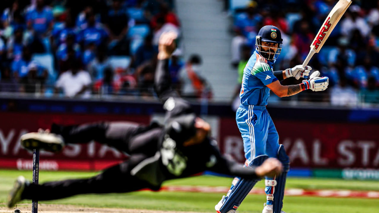 ದುಬೈನಲ್ಲಿ ನಡೆದ ಚಾಂಪಿಯನ್ಸ್ ಟ್ರೋಫಿಯ ಕೊನೆಯ ಲೀಗ್ ಪಂದ್ಯದಲ್ಲಿ ಭಾರತ ಮತ್ತು ನ್ಯೂಝಿಲೆಂಡ್ ತಂಡಗಳು ಮುಖಾಮುಖಿಯಾಗಿದ್ದವು. ಈ ಪಂದ್ಯದಲ್ಲಿ ಮೊದಲು ಬ್ಯಾಟ್ ಮಾಡಿದ ಟೀಮ್ ಇಂಡಿಯಾ 3ನೇ ಓವರ್​ನಲ್ಲೇ ಶುಭ್​​ಮನ್ ಗಿಲ್ (2) ವಿಕೆಟ್ ಕಳೆದುಕೊಂಡಿತು. ಆ ಬಳಿಕ ಬಂದ ವಿರಾಟ್ ಕೊಹ್ಲಿ ಆಕರ್ಷಕ ಬ್ಯಾಟಿಂಗ್ ಪ್ರದರ್ಶಿಸಿದರೂ, ಗ್ಲೆನ್ ಫಿಲಿಪ್ಸ್ ಹಿಡಿದ ಕ್ಯಾಚ್​ನಿಂದಾಗಿ ಹೊರನಡೆಯಬೇಕಾಯಿತು.
