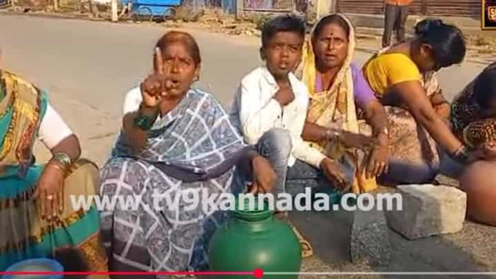 ಮಾರ್ಚ್ ತಿಂಗಳಲ್ಲೇ ಕೊಪ್ಪಳದಲ್ಲಿ ನೀರಿಗಾಗಿ ಹಾಹಾಕಾರ, ಖಾಲಿ ಕೊಡ ಹಿಡಿದು ರಸ್ತೆಮೇಲೆ ಪ್ರತಿಭಟಿಸಿದ ಜನ ಮಾರ್ಚ್ ತಿಂಗಳಲ್ಲೇ ಕೊಪ್ಪಳದಲ್ಲಿ ನೀರಿಗಾಗಿ ಹಾಹಾಕಾರ, ಖಾಲಿ ಕೊಡ ಹಿಡಿದು ರಸ್ತೆಮೇಲೆ ಪ್ರತಿಭಟಿಸಿದ ಜನ