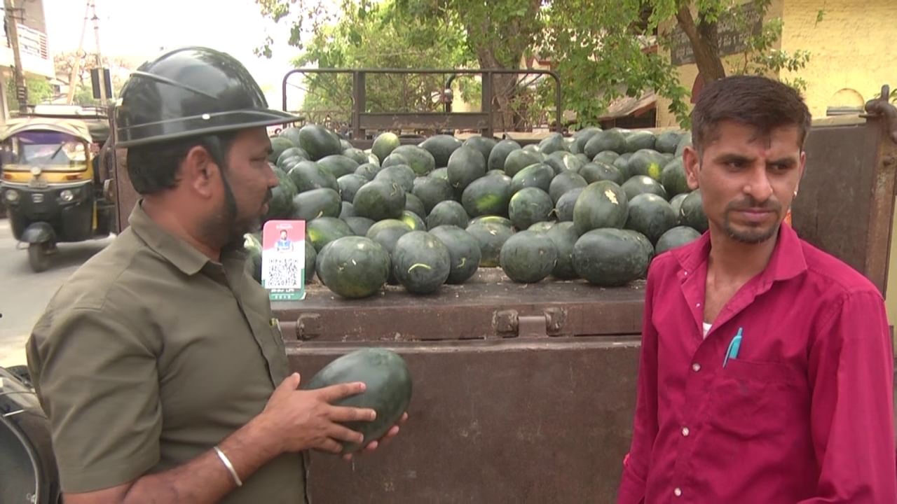 ಗದಗ: ಕಲ್ಲಂಗಡಿ ಮಾರಾಟಕ್ಕೆ ಮಾರುಕಟ್ಟೆ ಅಖಾಡಕ್ಕಿಳಿದ ರೈತರು, ದಲ್ಲಾಳಿಗಳು ಕಂಗಾಲು