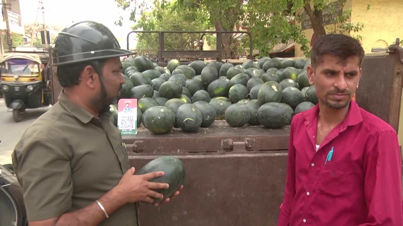 ಗದಗ: ಕಲ್ಲಂಗಡಿ ಮಾರಾಟಕ್ಕೆ ಮಾರುಕಟ್ಟೆ ಅಖಾಡಕ್ಕಿಳಿದ ರೈತರು, ದಲ್ಲಾಳಿಗಳು ಕಂಗಾಲು ಗದಗ: ಕಲ್ಲಂಗಡಿ ಮಾರಾಟಕ್ಕೆ ಮಾರುಕಟ್ಟೆ ಅಖಾಡಕ್ಕಿಳಿದ ರೈತರು, ದಲ್ಲಾಳಿಗಳು ಕಂಗಾಲು