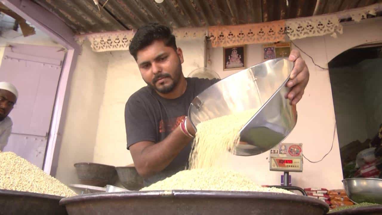 ಬಾಗಲಕೋಟೆ: ಕುಸಿದ ಬಿಳಿಜೋಳದ ಬೆಲೆ, ರೈತರು ಕಂಗಾಲು ಬಾಗಲಕೋಟೆ: ಕುಸಿದ ಬಿಳಿಜೋಳದ ಬೆಲೆ, ರೈತರು ಕಂಗಾಲು