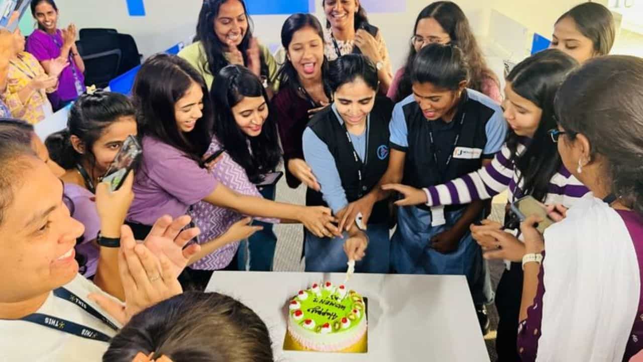 Women's Day 2025: ಆಫೀಸಿನಲ್ಲಿ ಮಹಿಳಾ ದಿನವನ್ನು ಅರ್ಥಪೂರ್ಣವಾಗಿ ಆಚರಿಸಲು ಪ್ಲ್ಯಾನ್ ಮಾಡಿಕೊಂಡಿದ್ದೀರಾ? ಇಲ್ಲಿದೆ ಸಿಂಪಲ್ ಟಿಪ್ಸ್ Women's Day 2025: ಆಫೀಸಿನಲ್ಲಿ ಮಹಿಳಾ ದಿನವನ್ನು ಅರ್ಥಪೂರ್ಣವಾಗಿ ಆಚರಿಸಲು ಪ್ಲ್ಯಾನ್ ಮಾಡಿಕೊಂಡಿದ್ದೀರಾ? ಇಲ್ಲಿದೆ ಸಿಂಪಲ್ ಟಿಪ್ಸ್