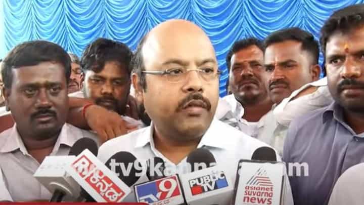ಸಿದ್ದರಾಮಯ್ಯನವರಿಗೆ ತಗುಲಿದ ಕಳಂಕ ಹೋಗಲಾಡಿಸಲು ತಾಯಿಯವರು ಸೈಟು ವಾಪಸ್ಸು ಕೊಟ್ಟಿದ್ದು: ಯತೀಂದ್ರ ಸಿದ್ದರಾಮಯ್ಯ ಸಿದ್ದರಾಮಯ್ಯನವರಿಗೆ ತಗುಲಿದ ಕಳಂಕ ಹೋಗಲಾಡಿಸಲು ತಾಯಿಯವರು ಸೈಟು ವಾಪಸ್ಸು ಕೊಟ್ಟಿದ್ದು: ಯತೀಂದ್ರ ಸಿದ್ದರಾಮಯ್ಯ